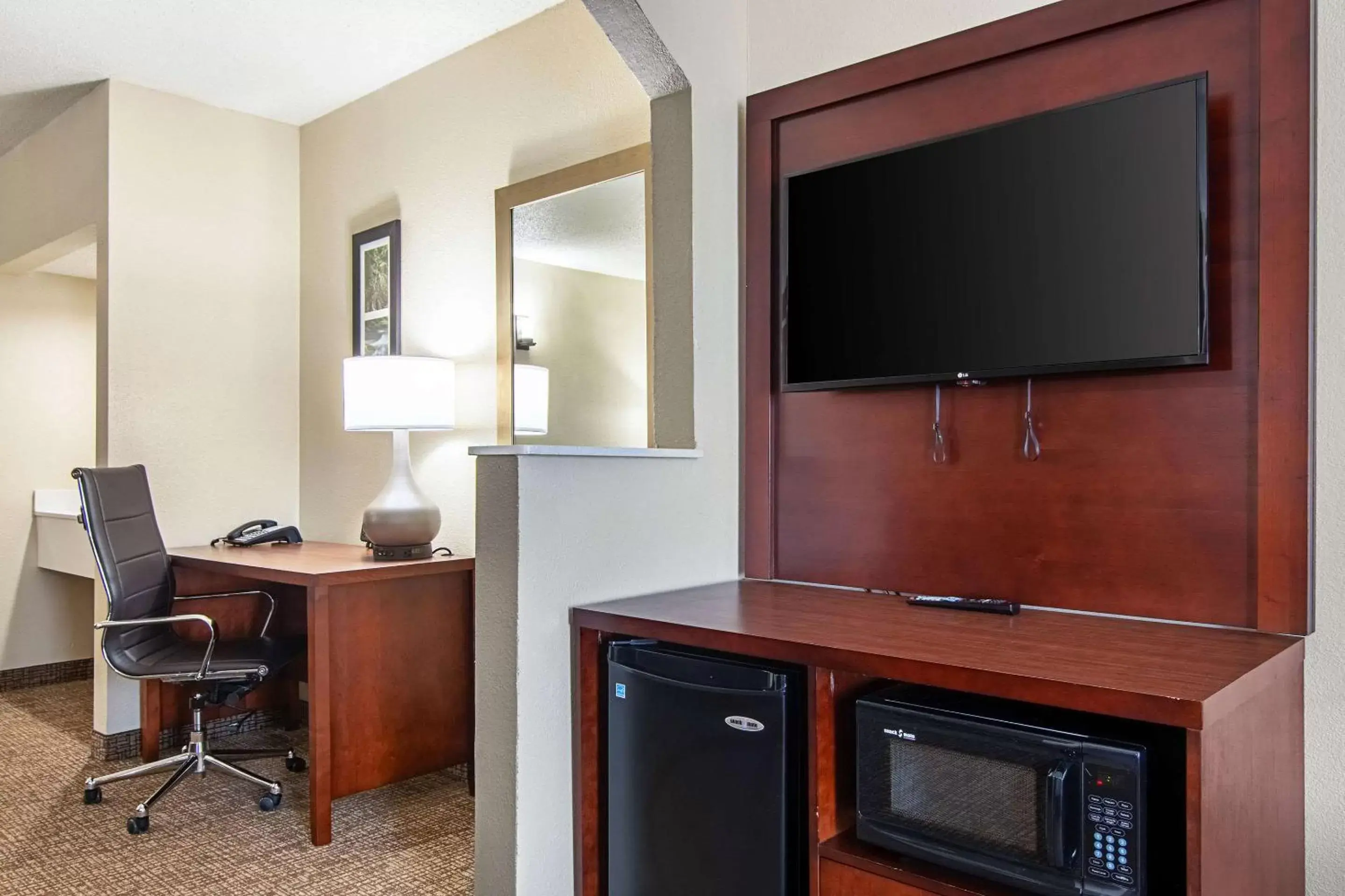 Photo of the whole room, TV/Entertainment Center in Comfort Suites Airport Alcoa