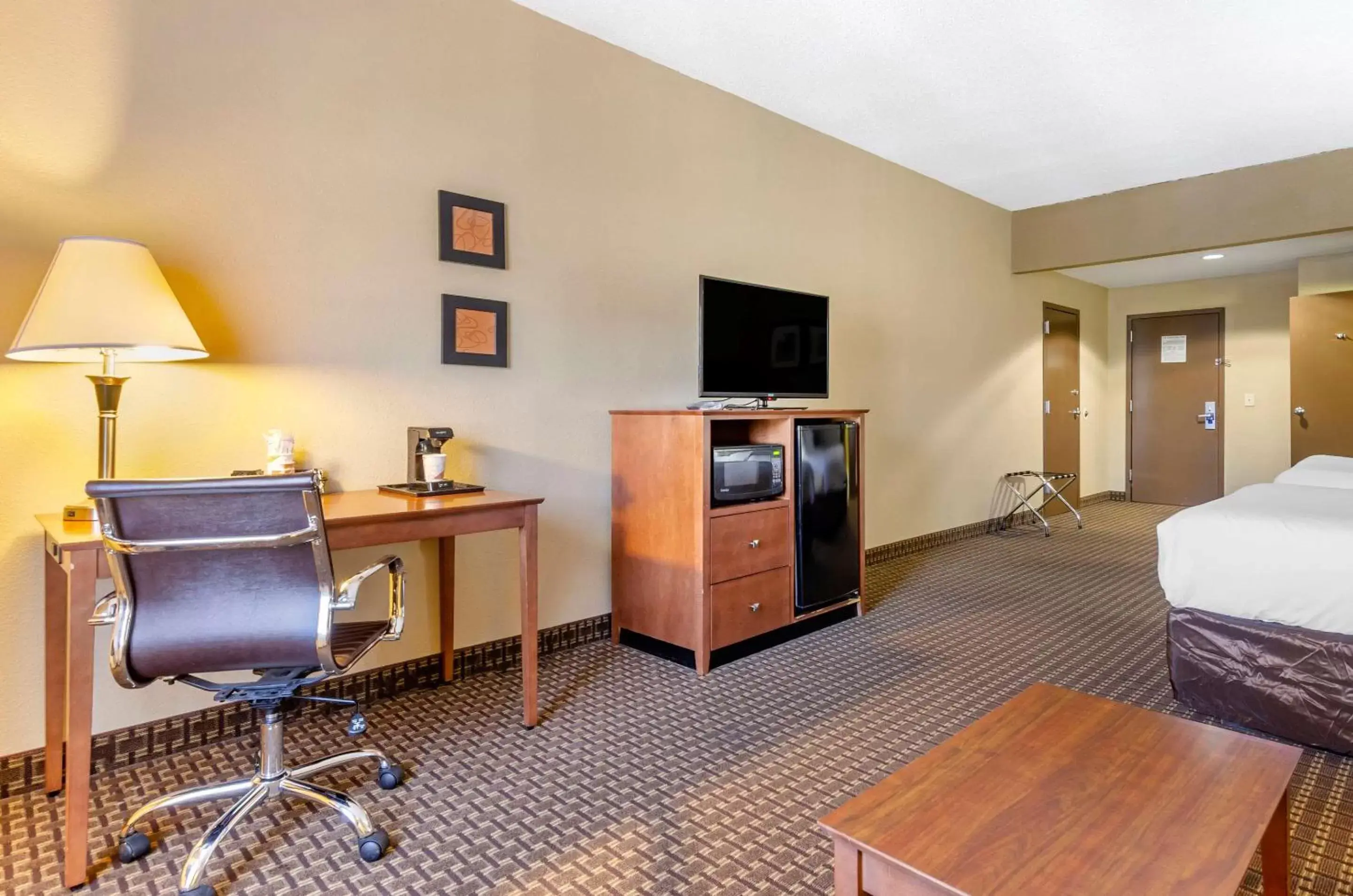 Bedroom, TV/Entertainment Center in Comfort Inn & Suites Raphine - Lexington near I-81 and I-64