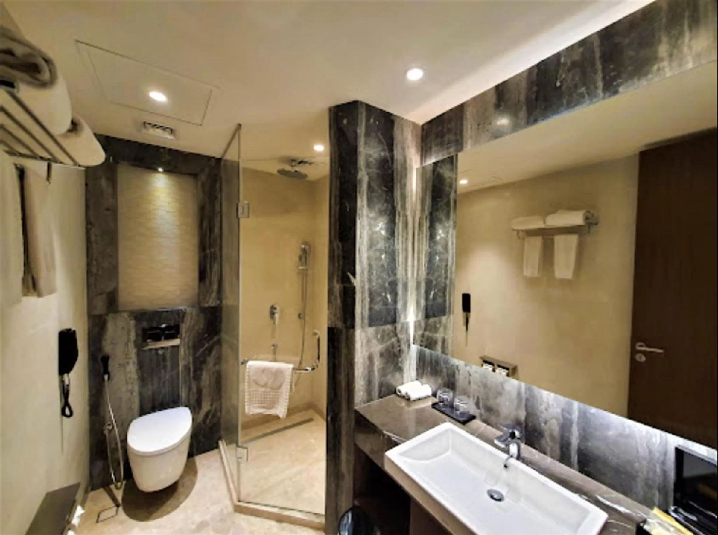 Bathroom in Best Western PLUS Runway