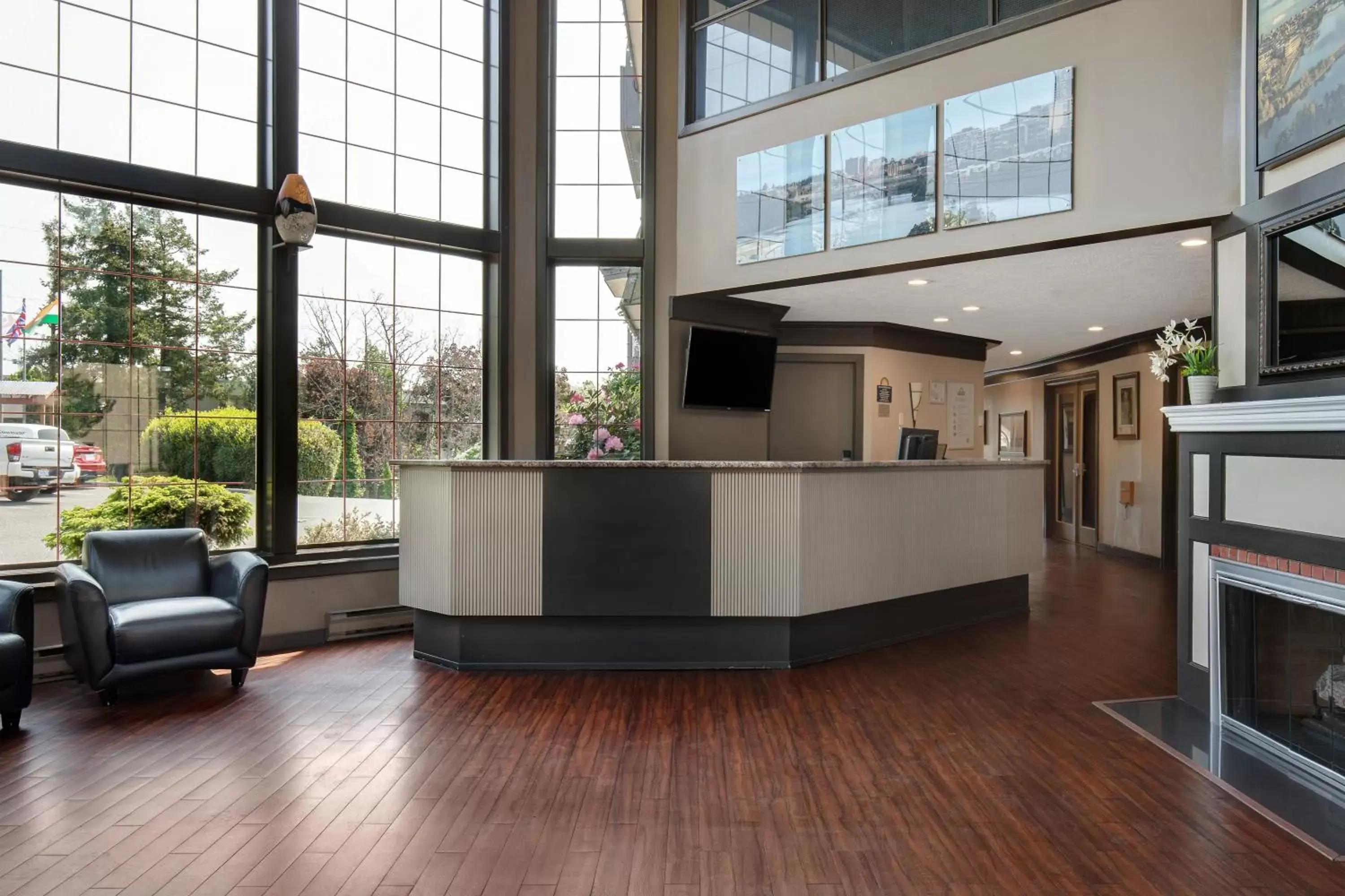 Lobby or reception in Days Inn by Wyndham Victoria Uptown Lobby or reception in Days Inn by Wyndham Victoria Uptown