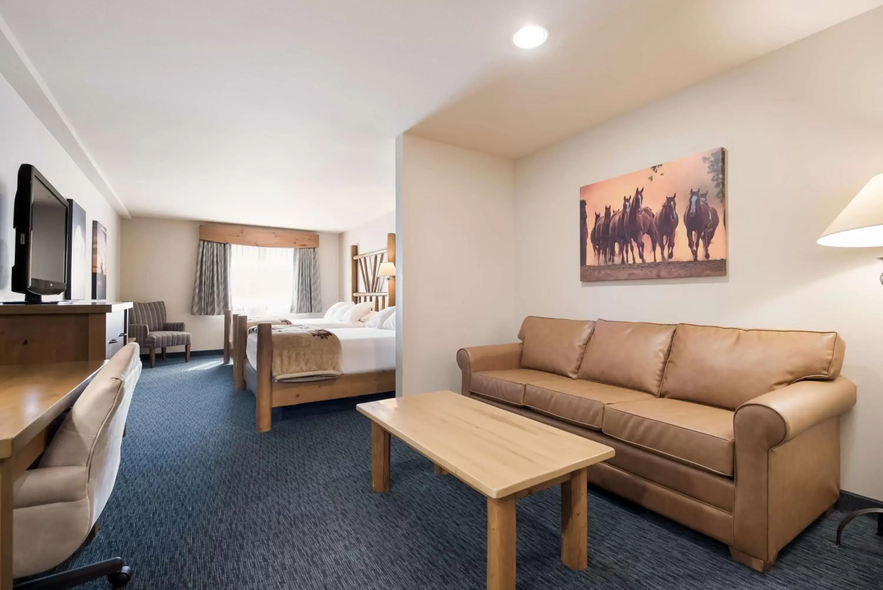 Bedroom, Seating Area in Best Western Plus Kentwood Lodge