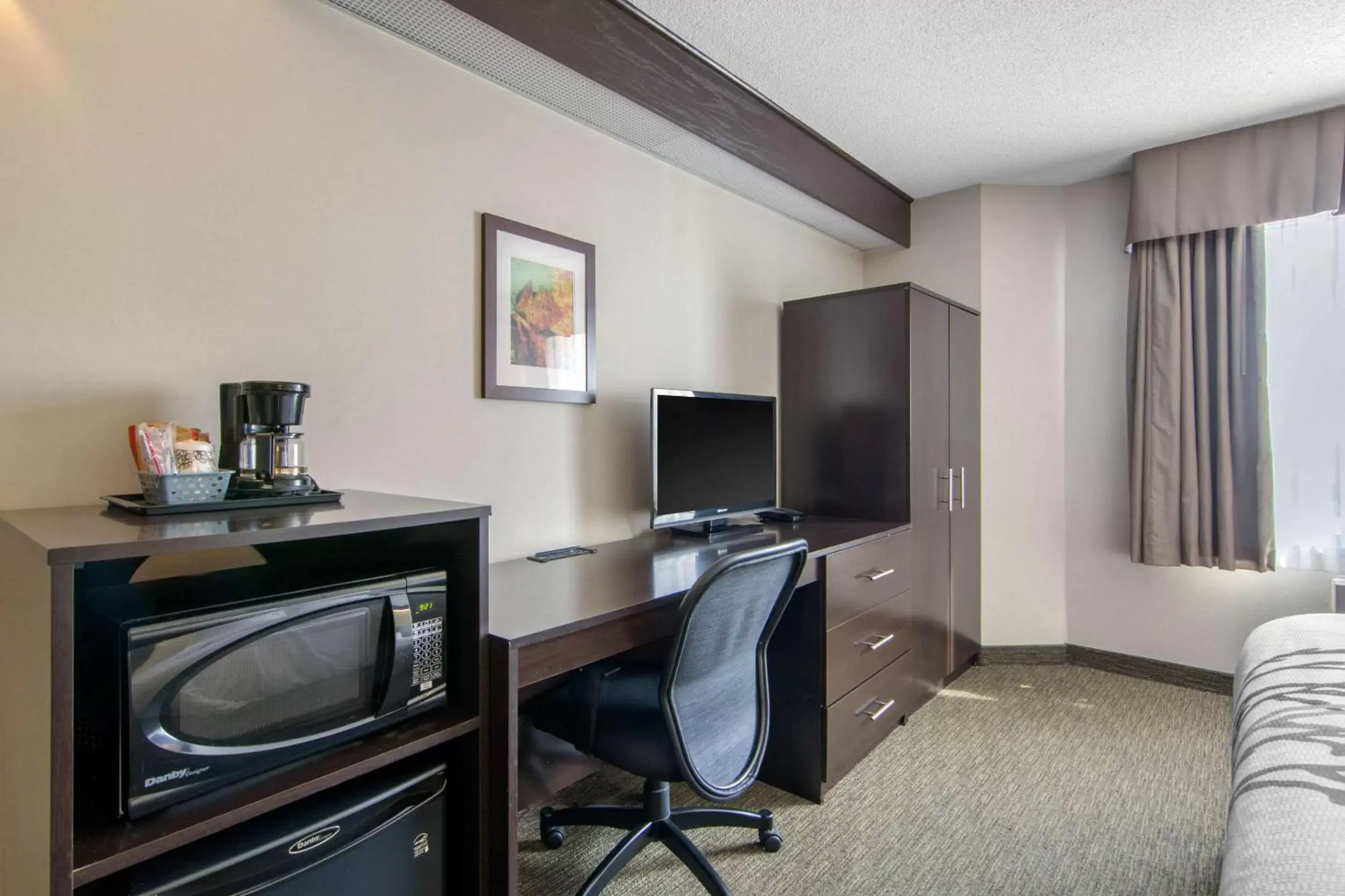 Photo of the whole room, TV/Entertainment Center in Sleep Inn