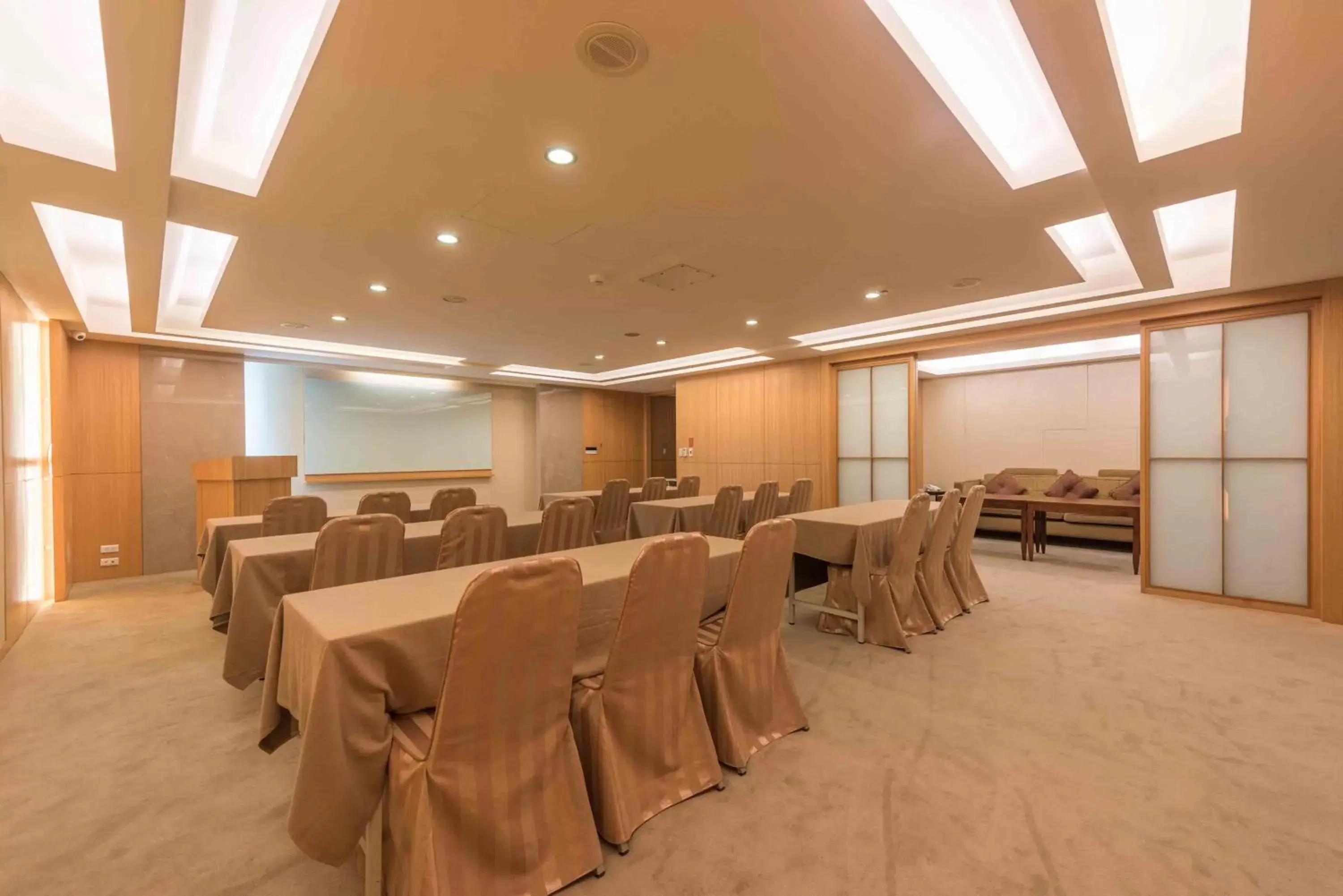 Business facilities in Royal Biz Taipei Hotel