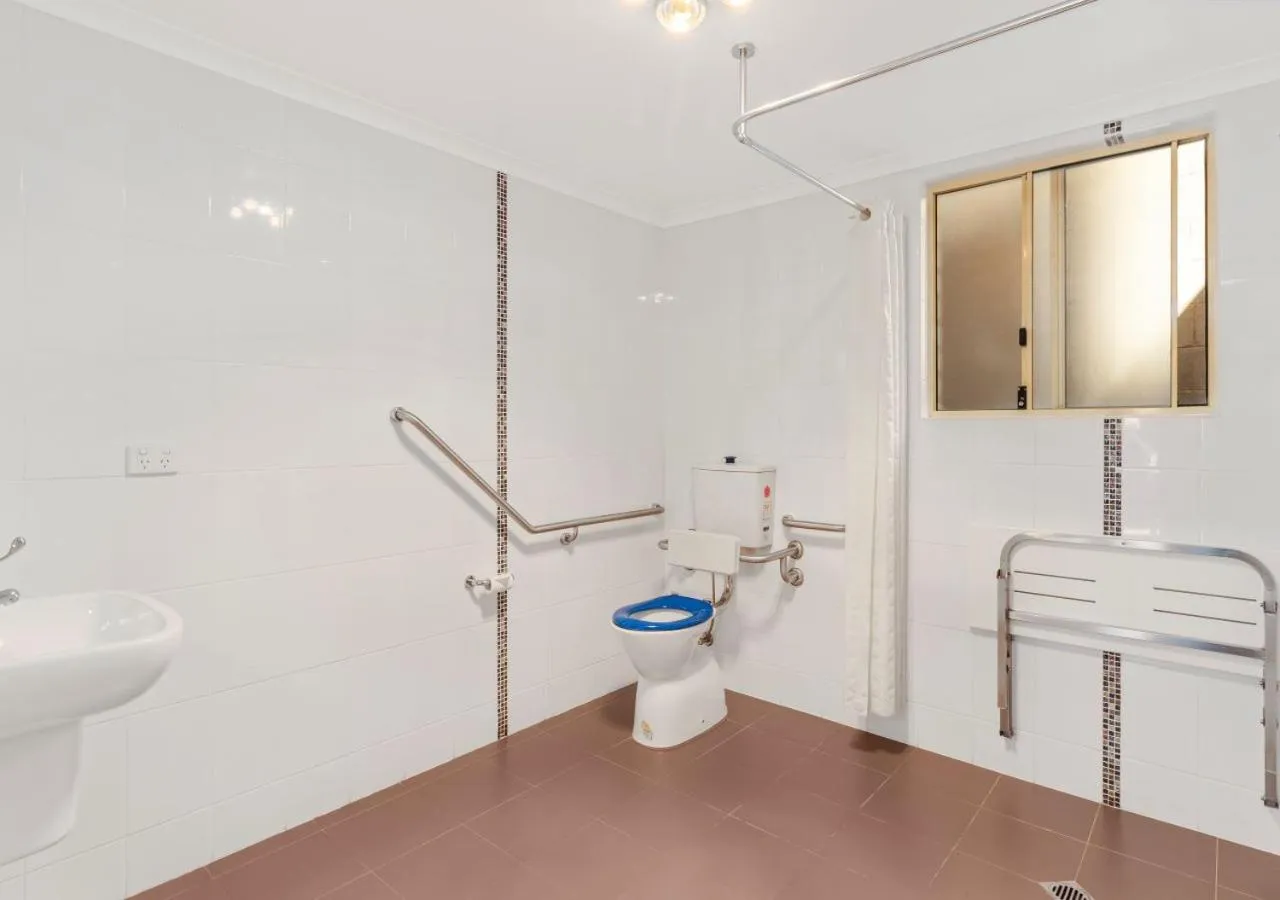 Bathroom in Econo Lodge Alabaster