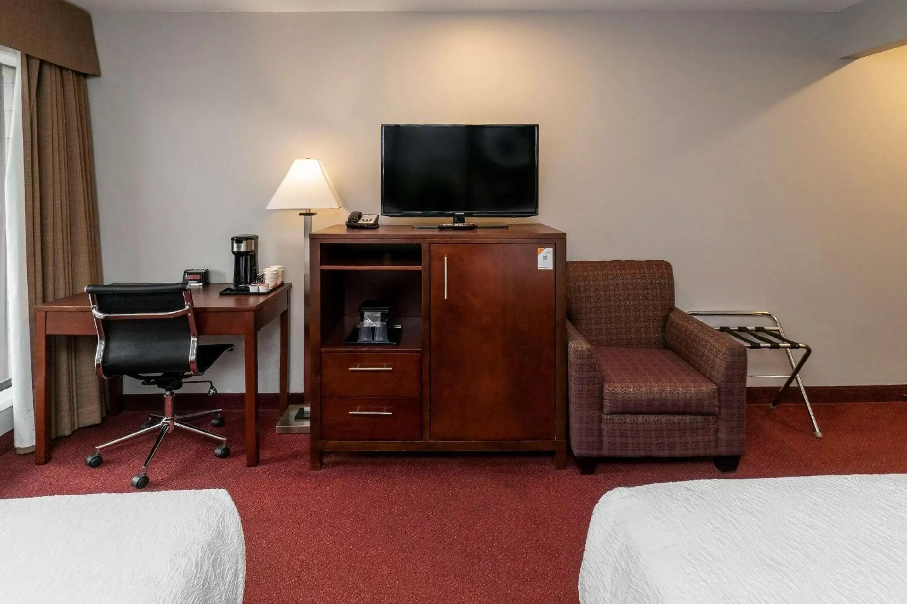 Bedroom, TV/Entertainment Center in Quality Inn & Suites