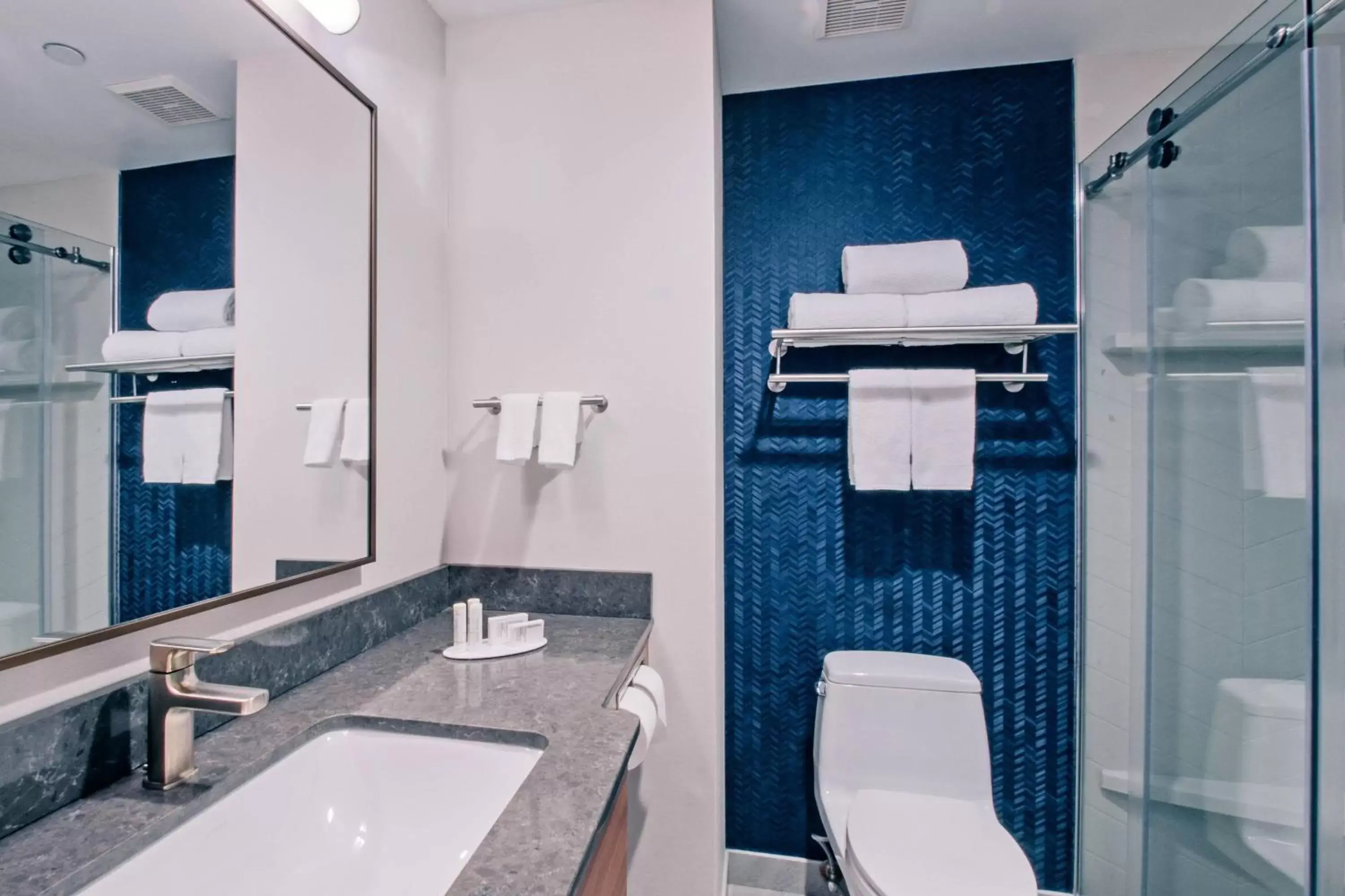 Bathroom in Fairfield Inn by Marriott New York LaGuardia Airport/Astoria