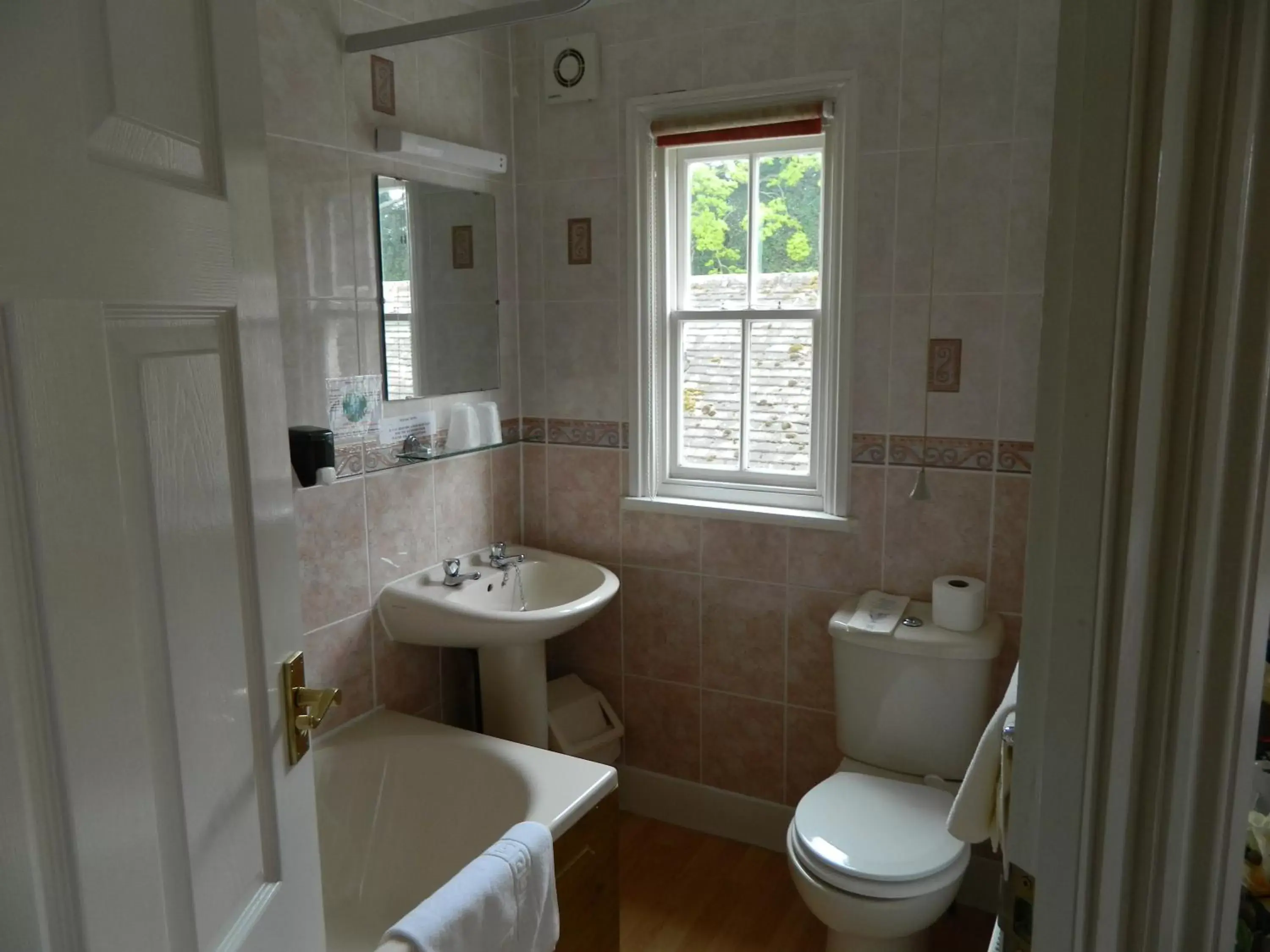 Bathroom in The Cedars Hotel