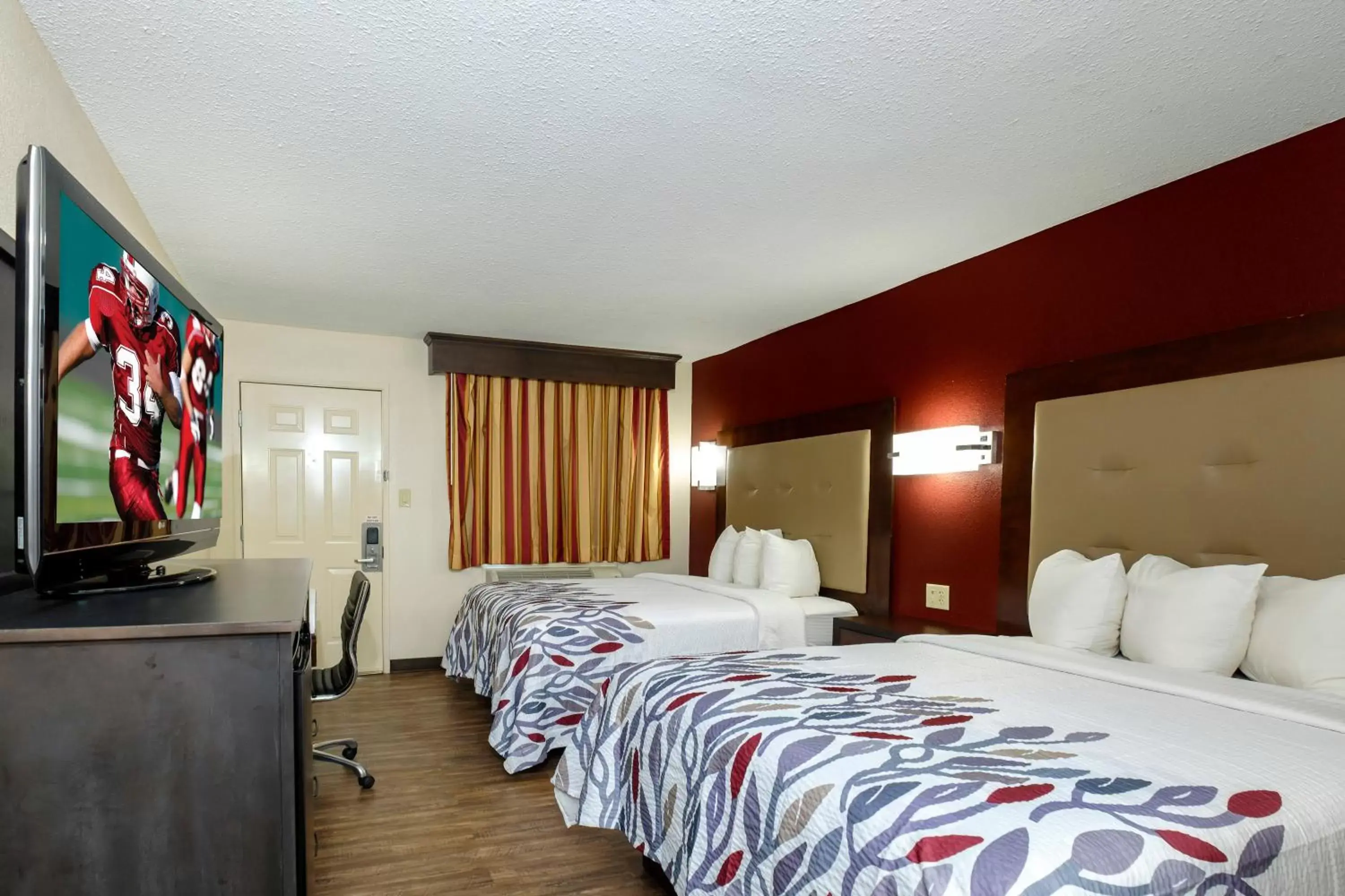 Photo of the whole room, Bed in Red Roof Inn Columbus, MS
