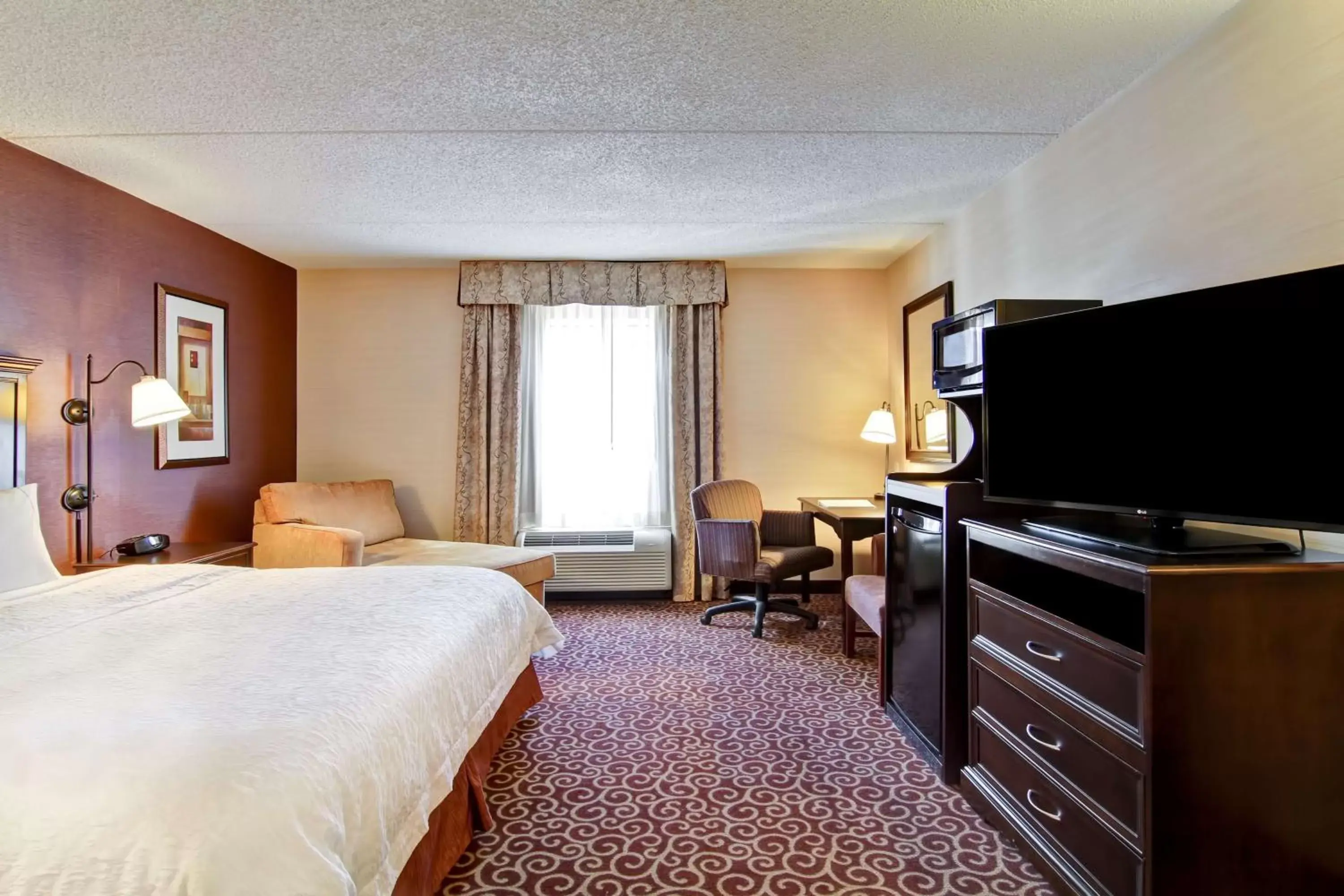 Bed, TV/Entertainment Center in Hampton Inn Sudbury, Ontario