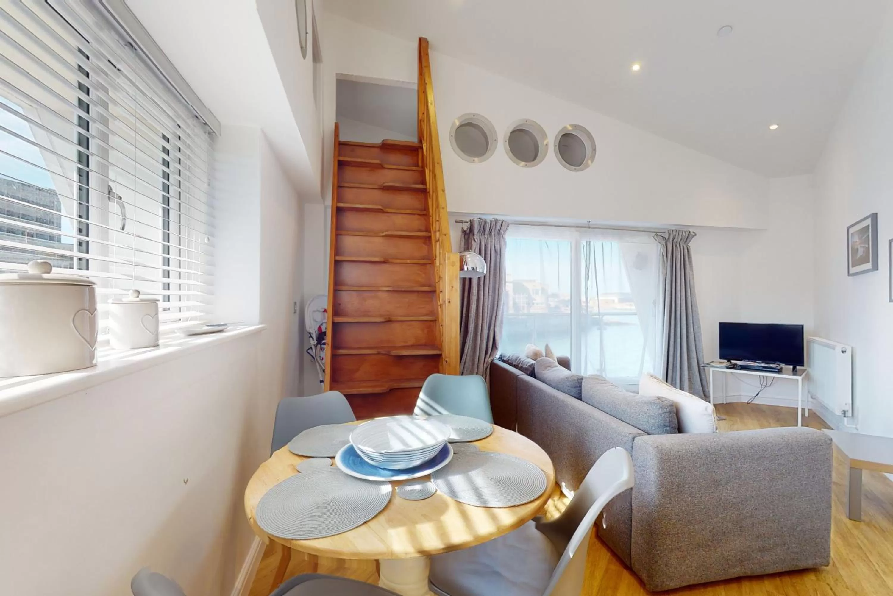 Dining area in Crabbers' Wharf