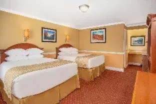 Queen Room with Two Queen Beds and Bath Tub - Mobility Accessible/Non-Smoking in Travelodge by Wyndham Hawthorne