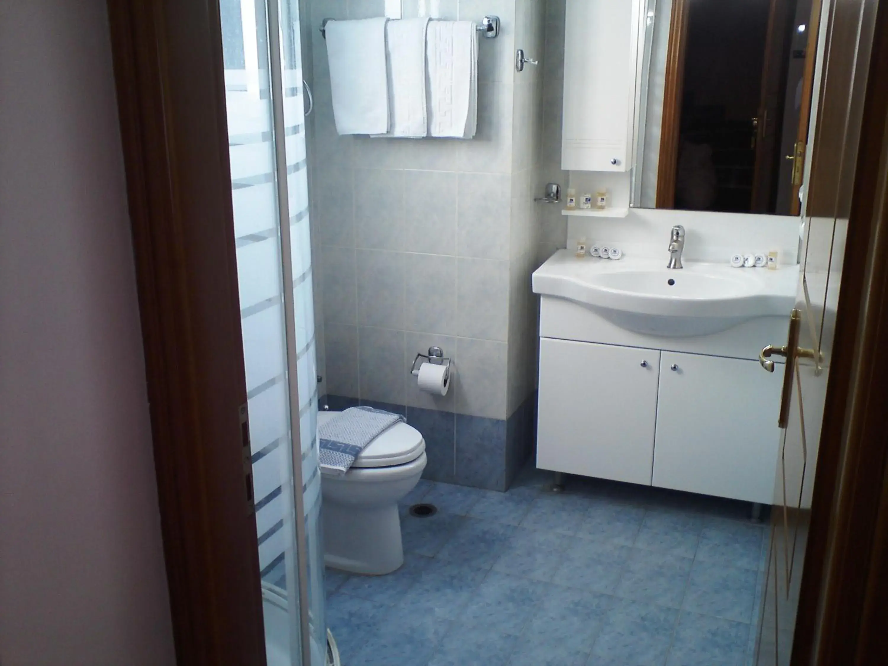 Bathroom in Faros II