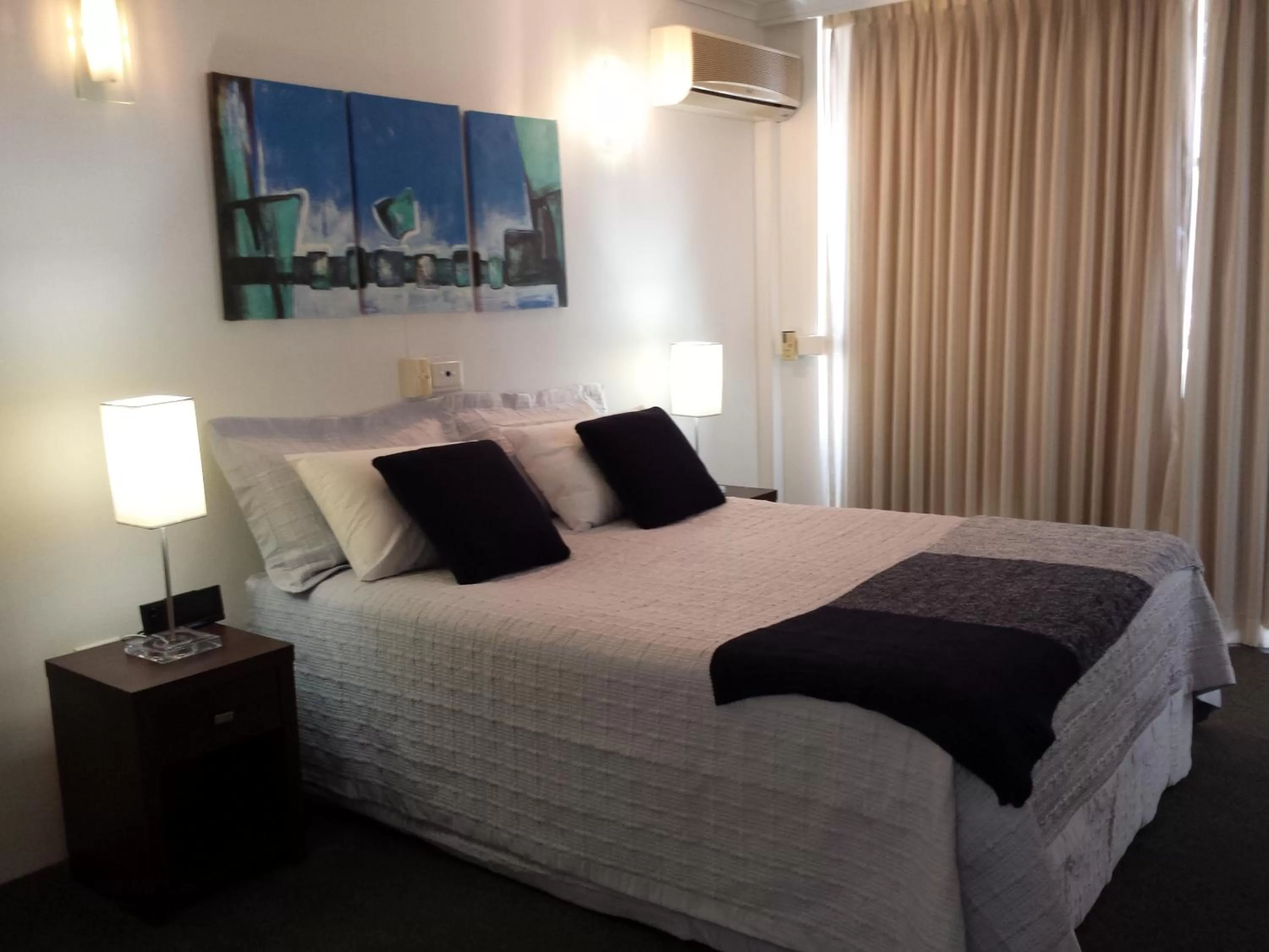 Bedroom, Bed in Kirribilli Apartments