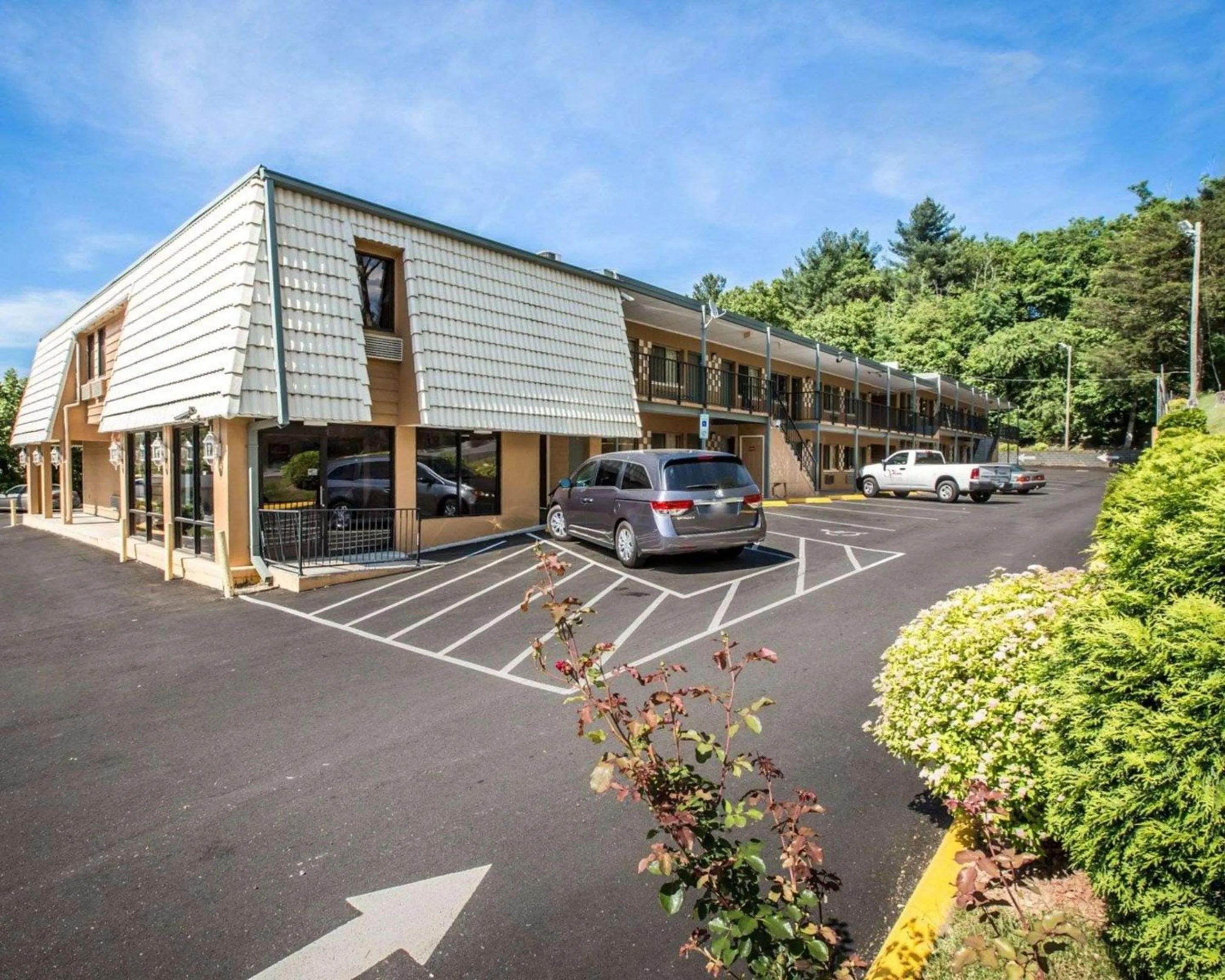 Property building in Econo Lodge Biltmore