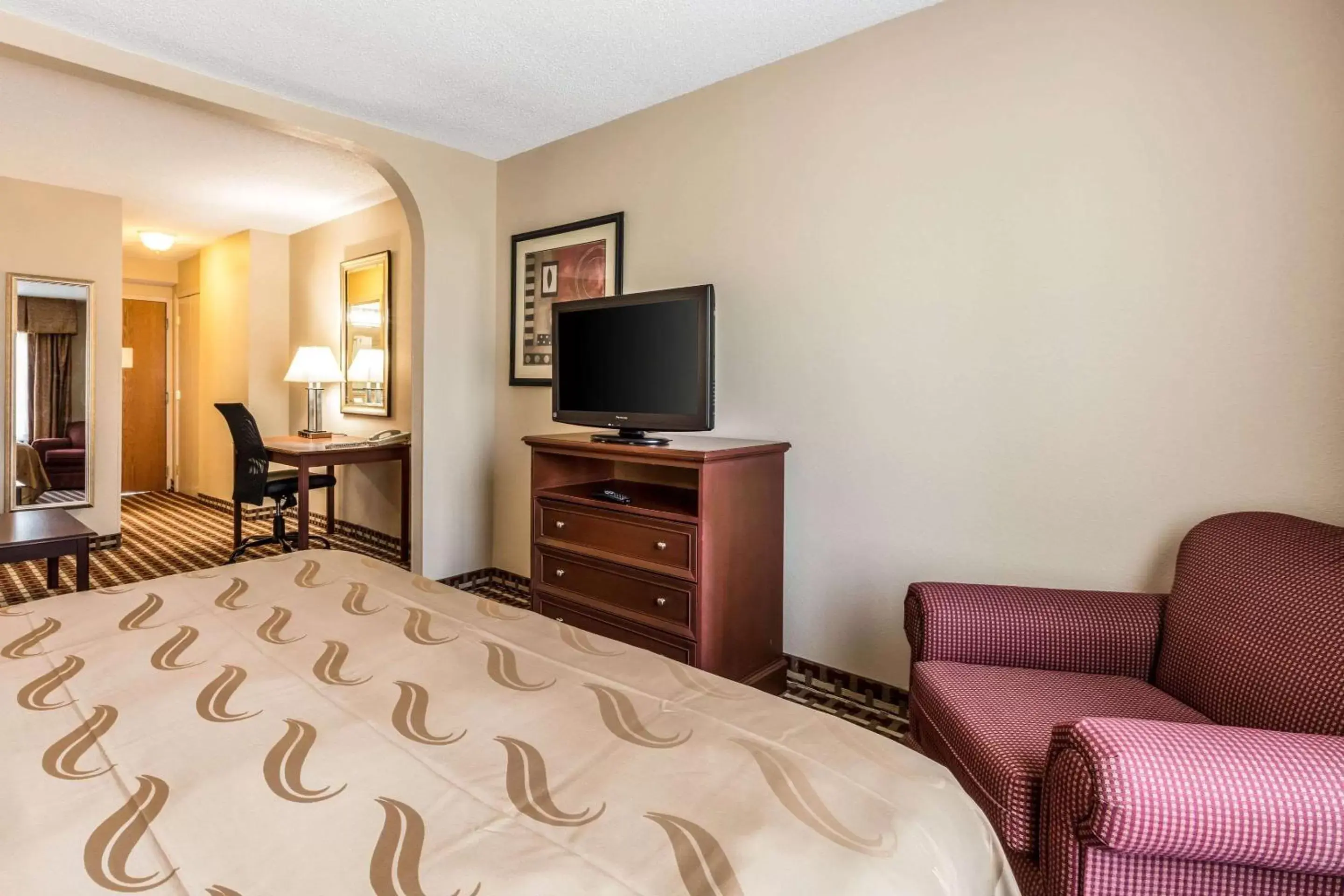 Bedroom, TV/Entertainment Center in Quality Suites Paducah