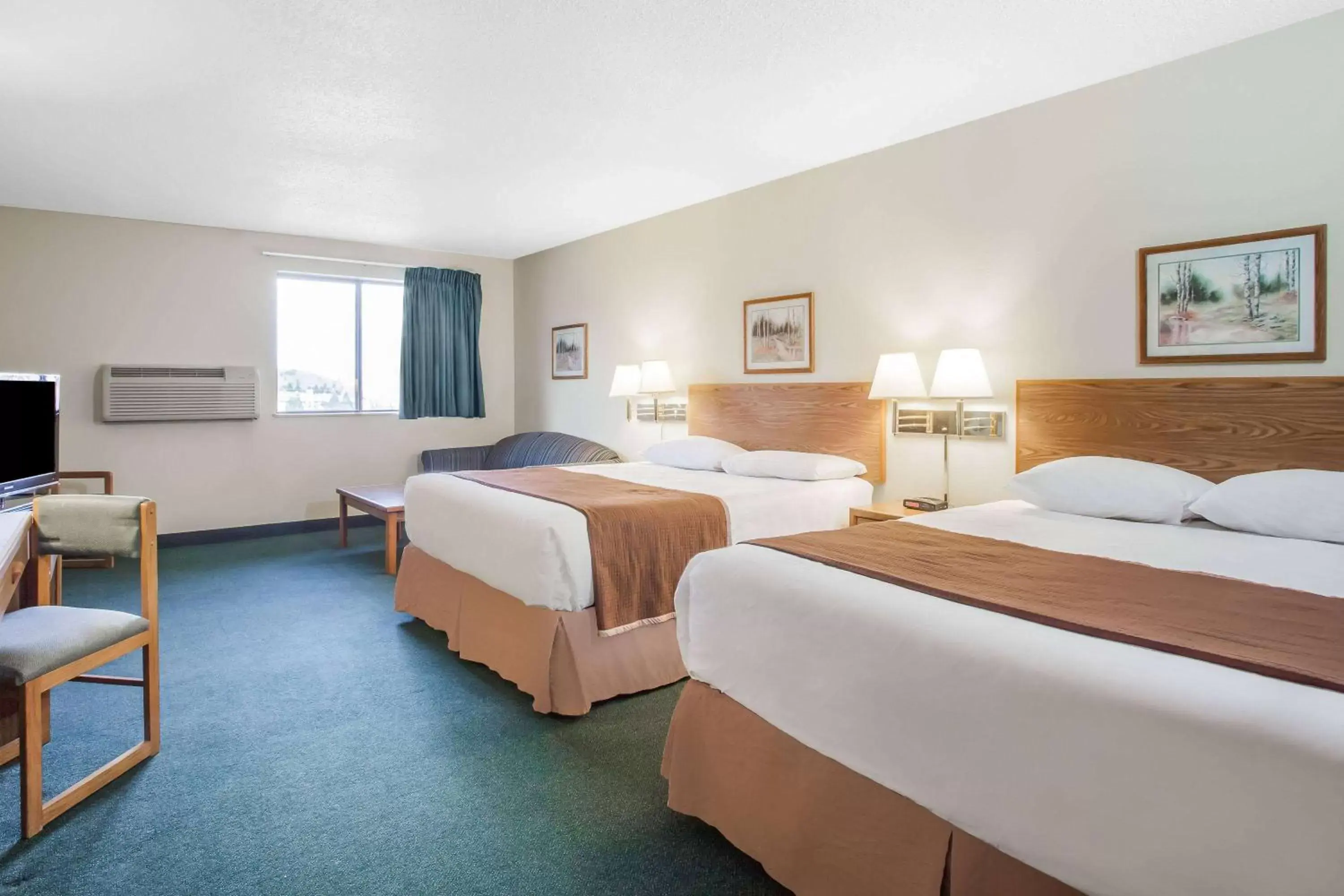 Photo of the whole room, Bed in Super 8 by Wyndham Kamloops On The Hill