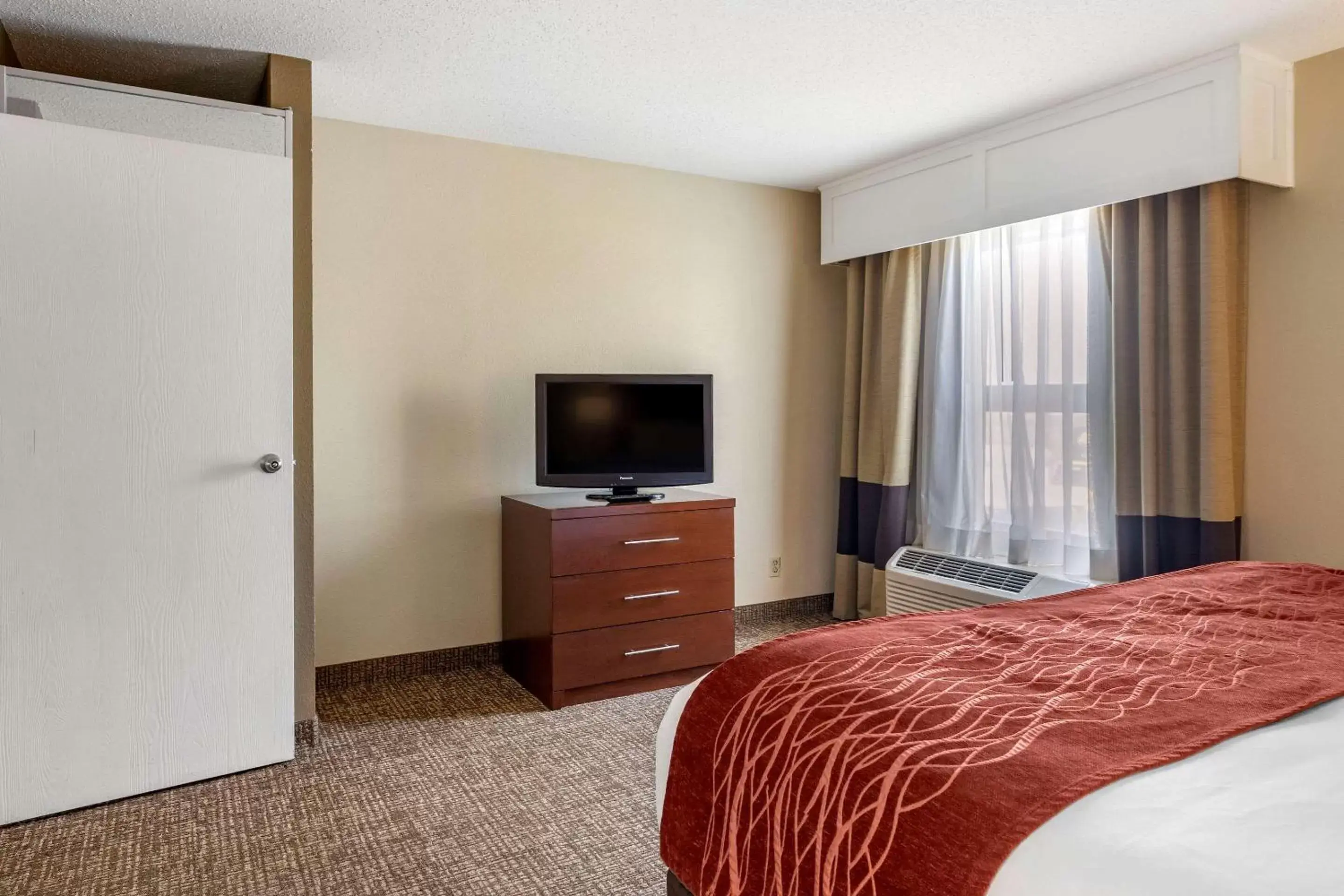 Photo of the whole room, TV/Entertainment Center in Comfort Inn & Suites Little Rock Airport