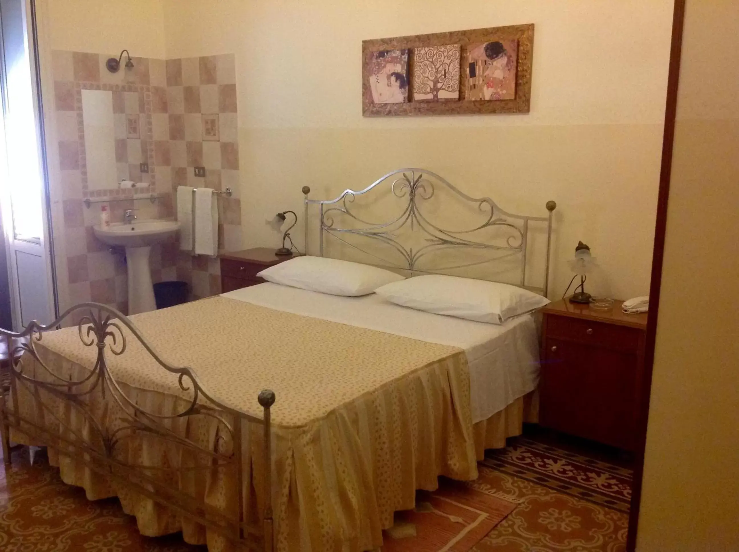 Day, Bed in Albergo Cavour