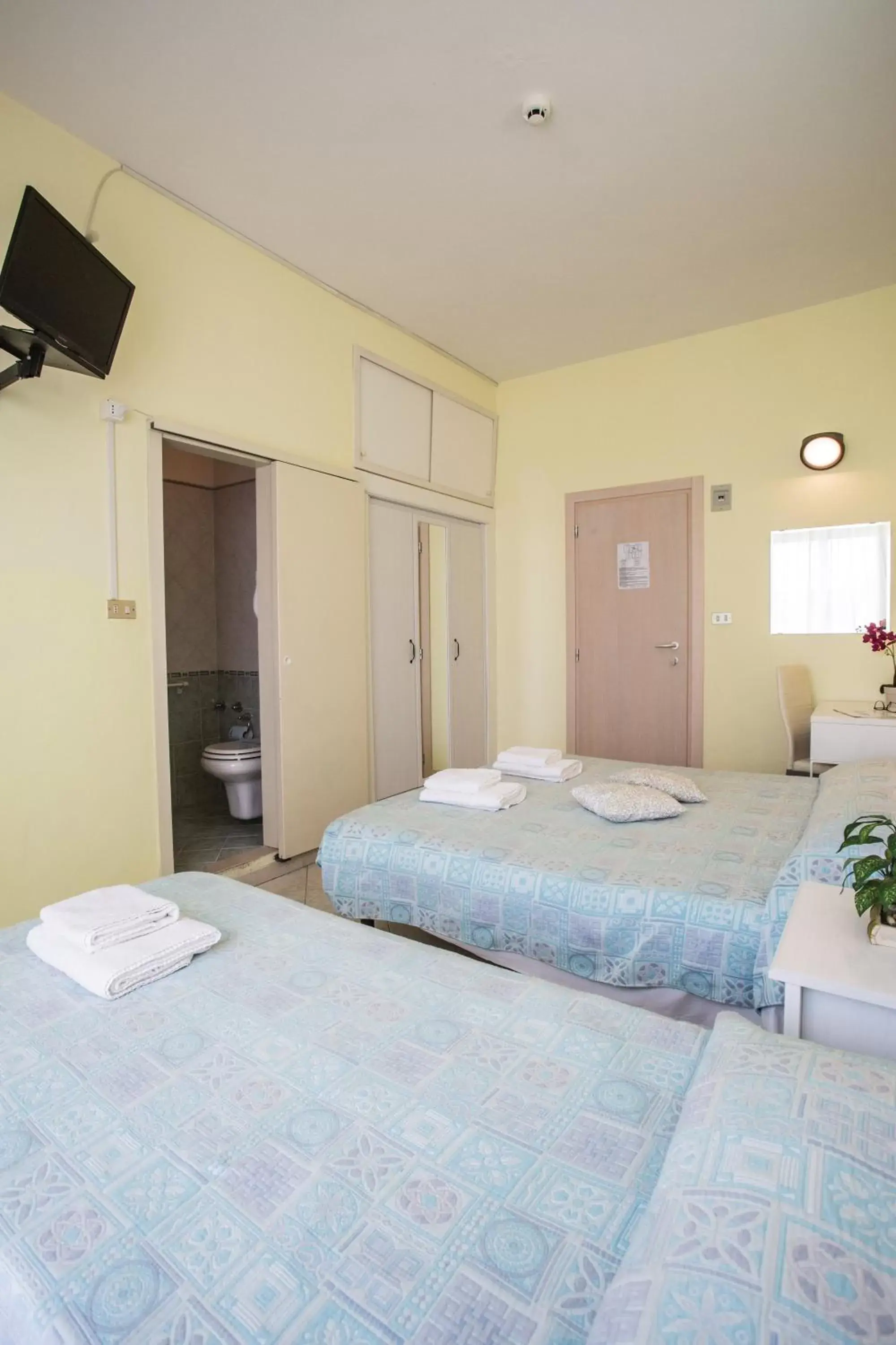 Toilet, Bed in Hotel Sant'Angelo
