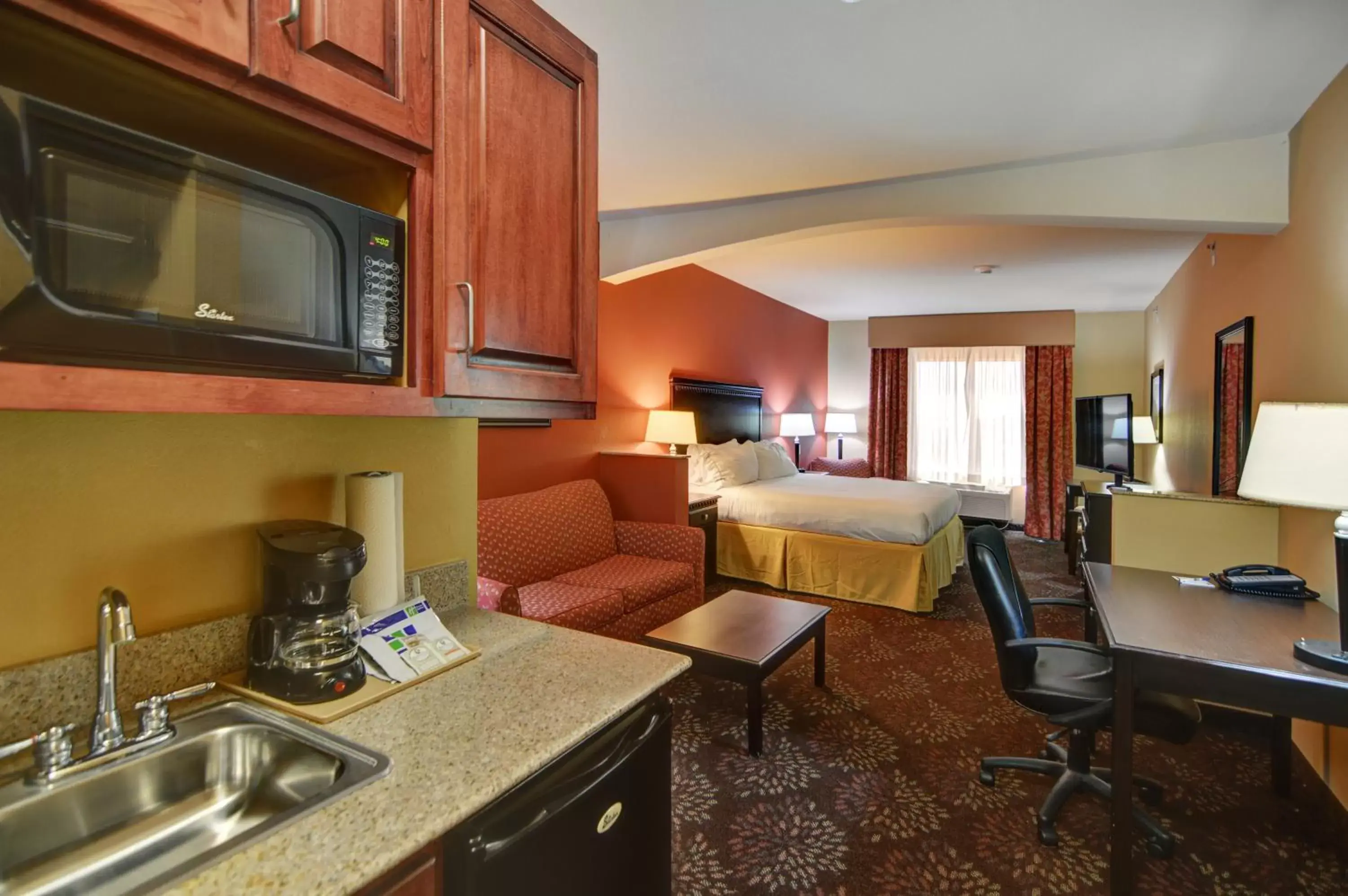 Kitchen or kitchenette, Kitchen/Kitchenette in Holiday Inn Express Hotel and Suites Altus, an IHG Hotel