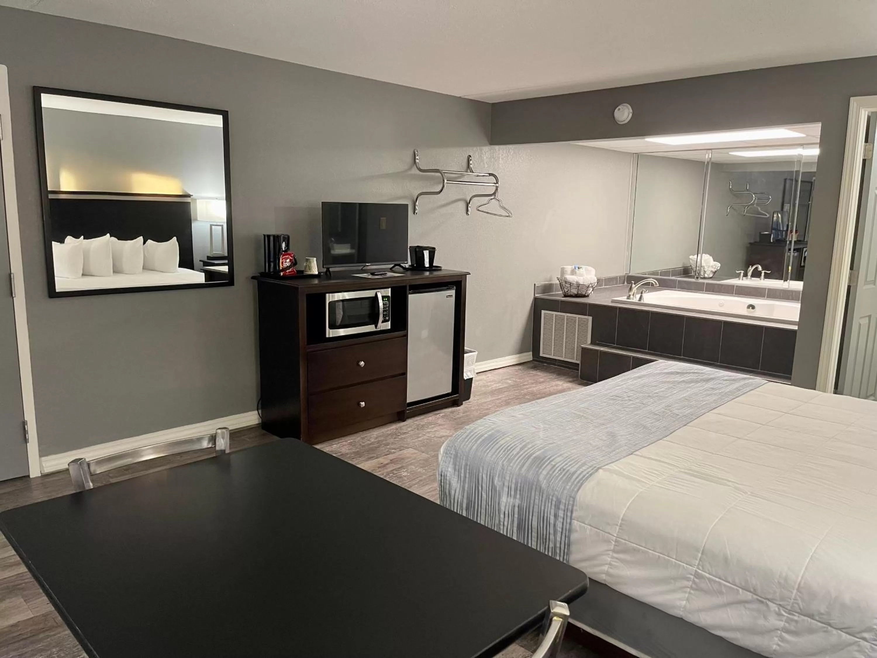 Photo of the whole room, Bed in Lake Norfork Resort