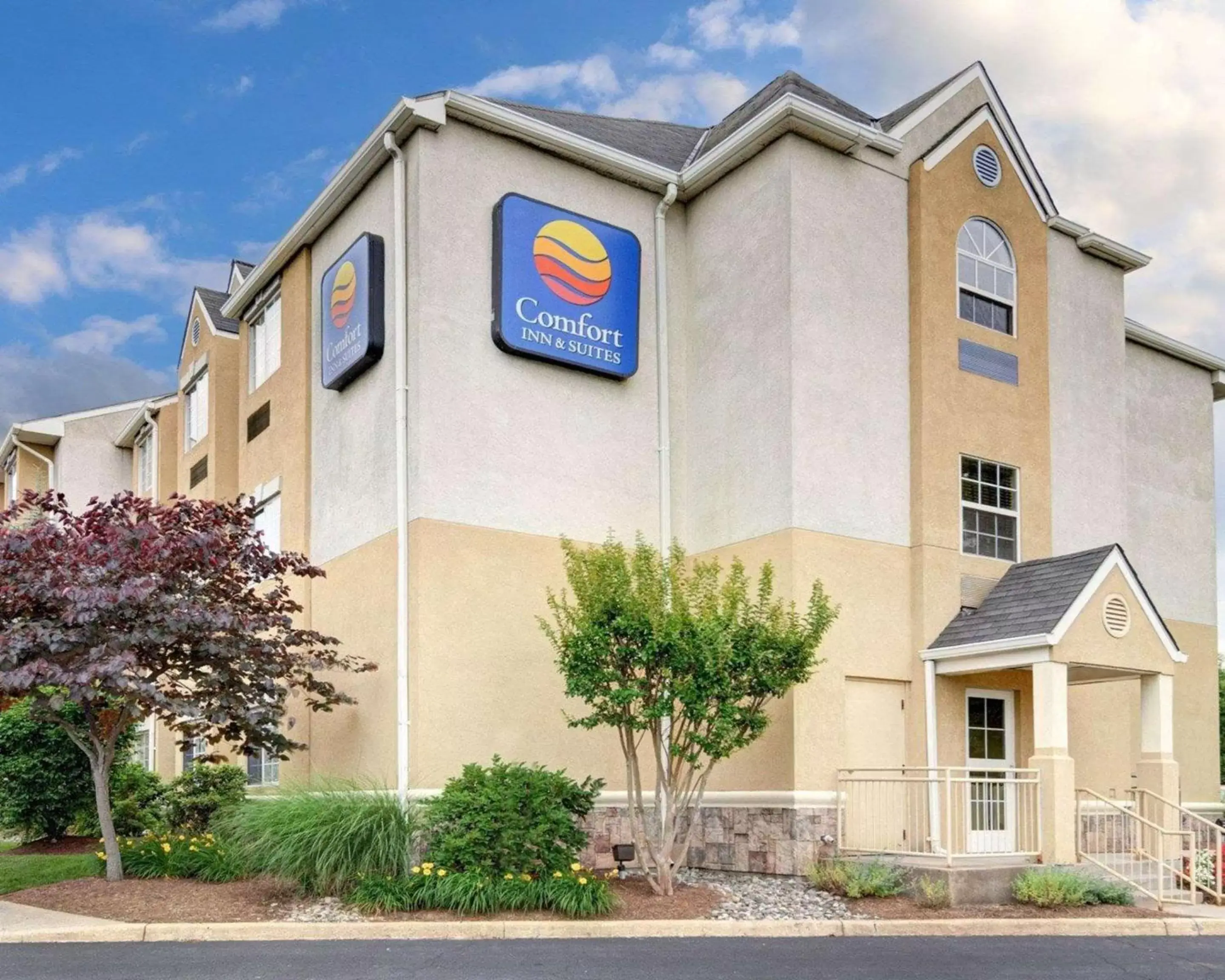 Property Building in Comfort Inn & Suites Airport Dulles-Gateway