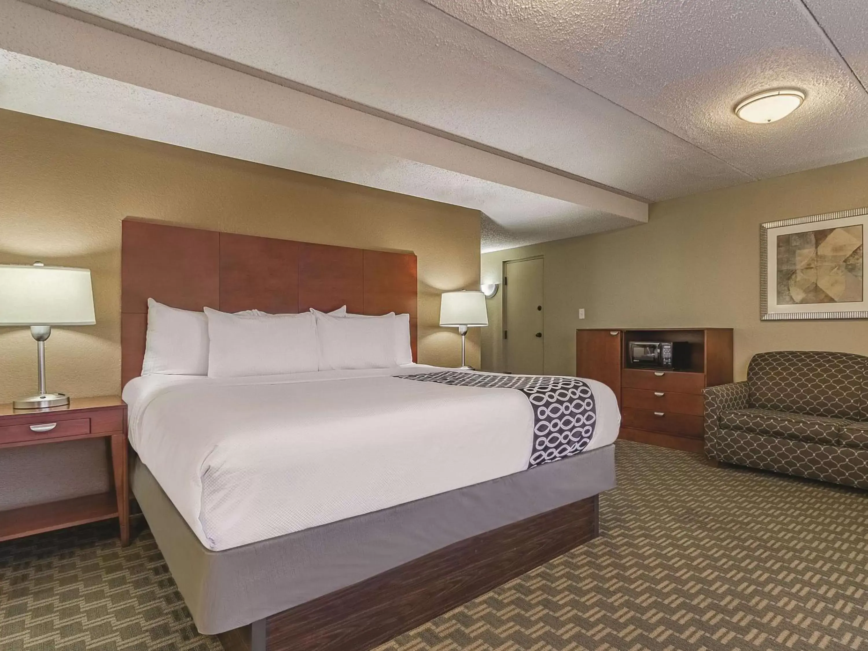 Photo of the whole room, Bed in La Quinta by Wyndham Cleveland Airport West