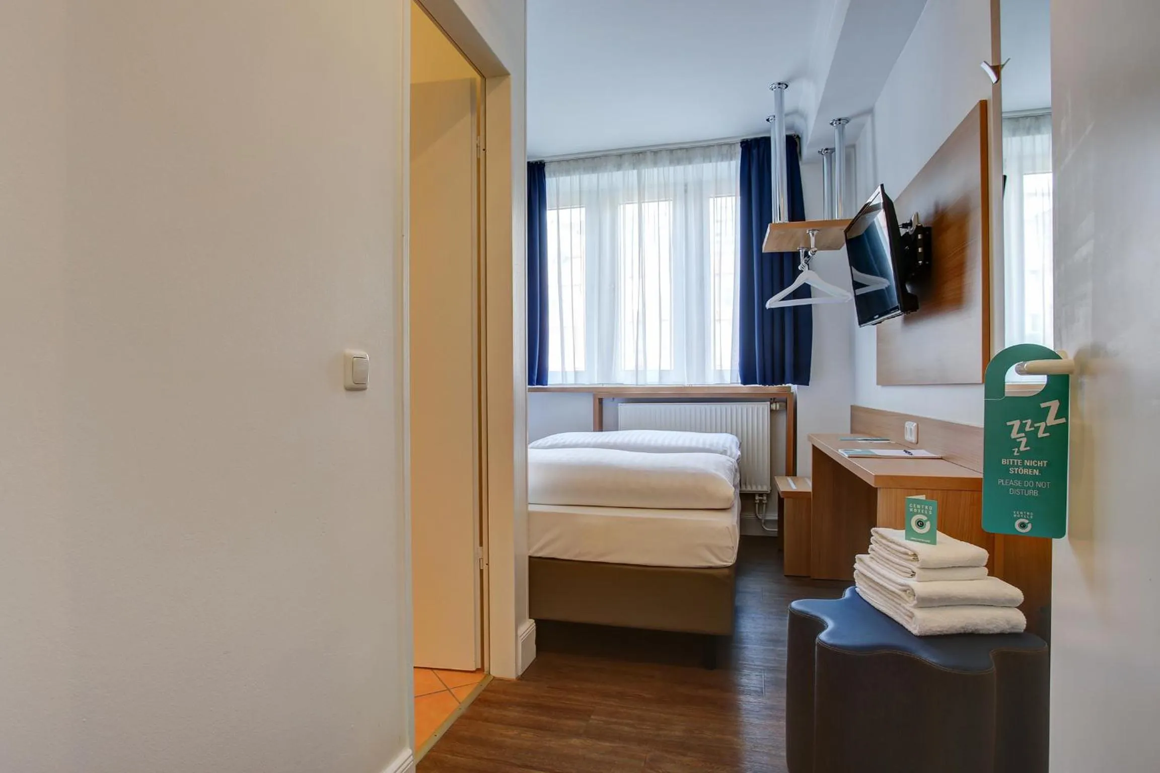 Photo of the whole room, Bed in Hotel Keese Hamburg