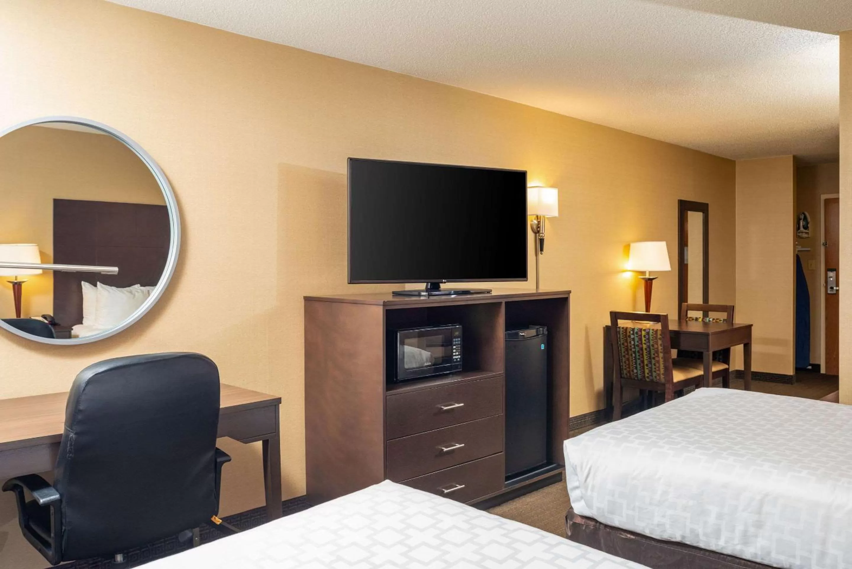 Bedroom, Bed in Clarion Pointe Harrisonburg