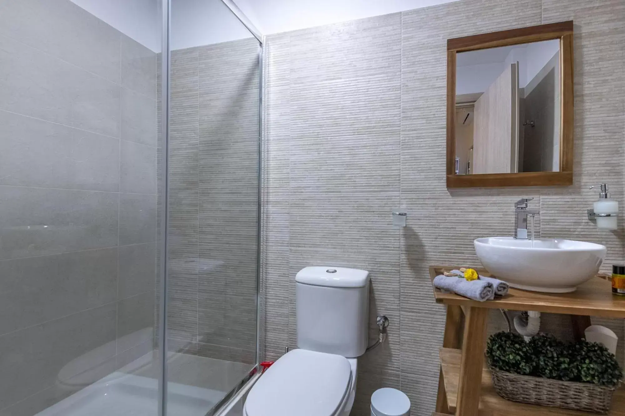 Bathroom in Comfort Stay Airport Studios - FREE shuttle from the Athens airport