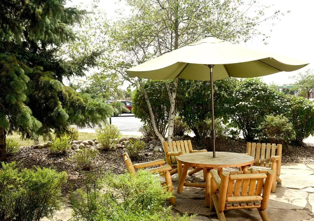 Patio in Stoney Creek Hotel Wausau - Rothschild