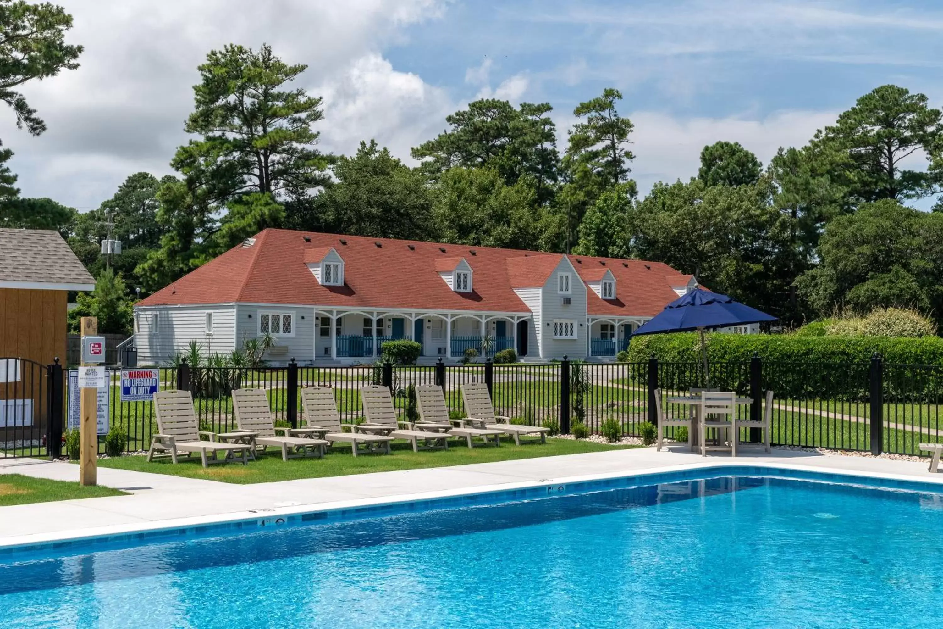 Swimming pool, Property Building in Hotel Manteo