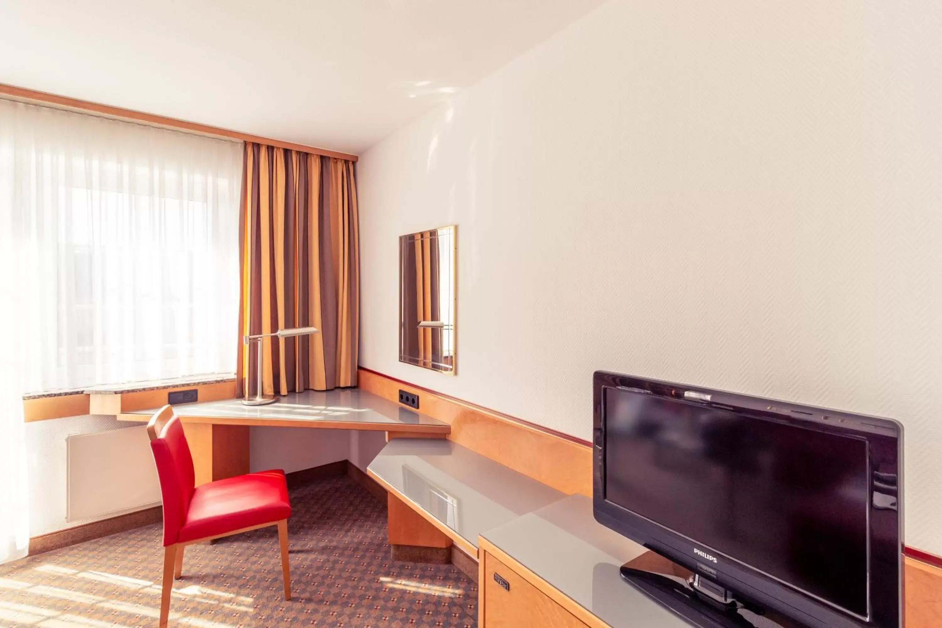 Photo of the whole room, TV/Entertainment Center in Mercure Hotel Köln City Friesenstraße