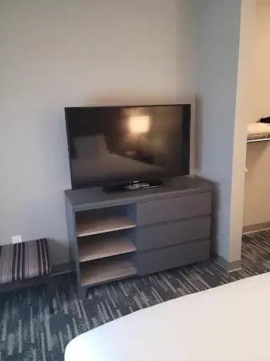 Communal lounge/ TV room, TV/Entertainment Center in Country Inn & Suites by Radisson, Madison, WI