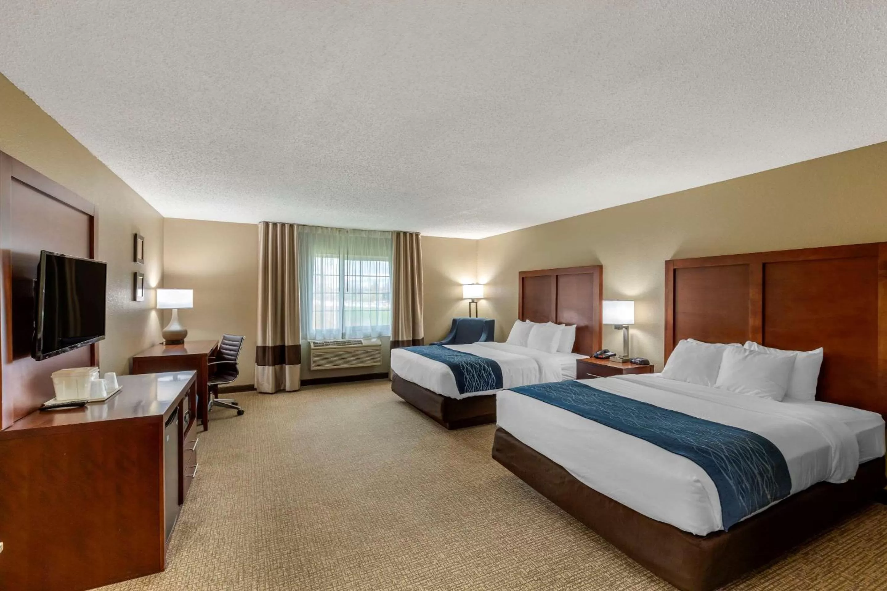 Photo of the whole room, Bed in Comfort Inn & Suites Jackson - West Bend