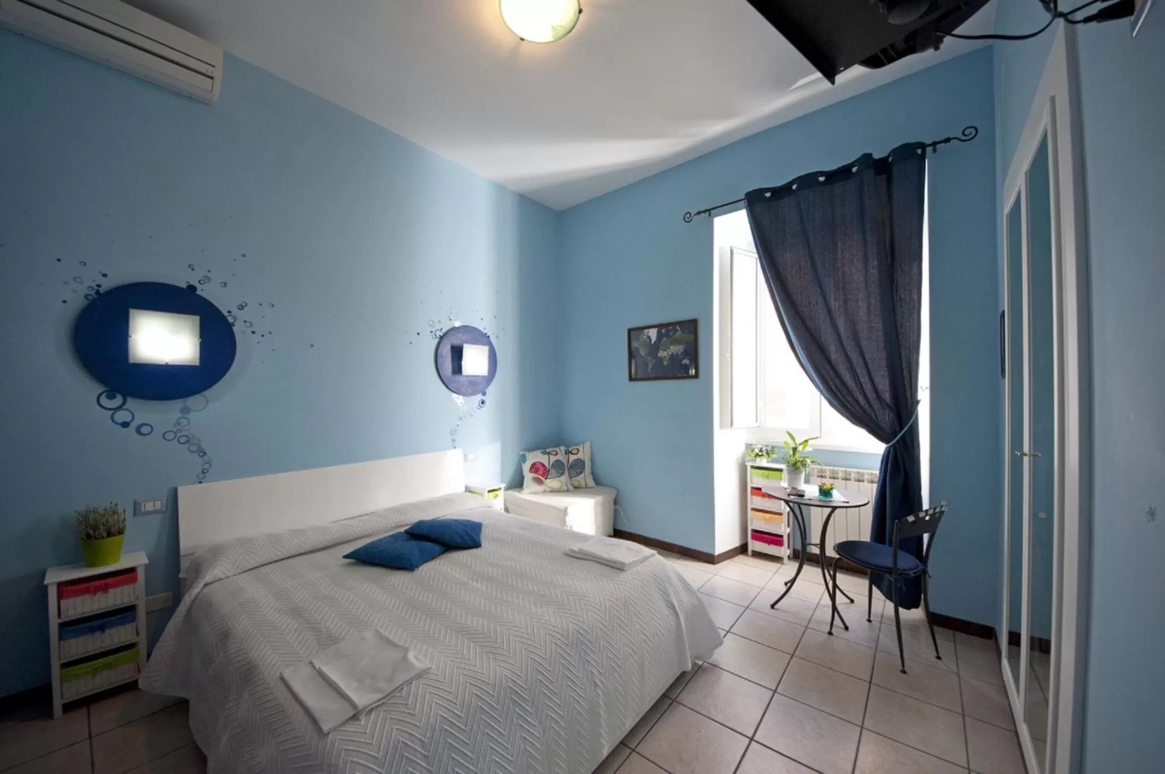 Photo of the whole room, Bed in Rhome86