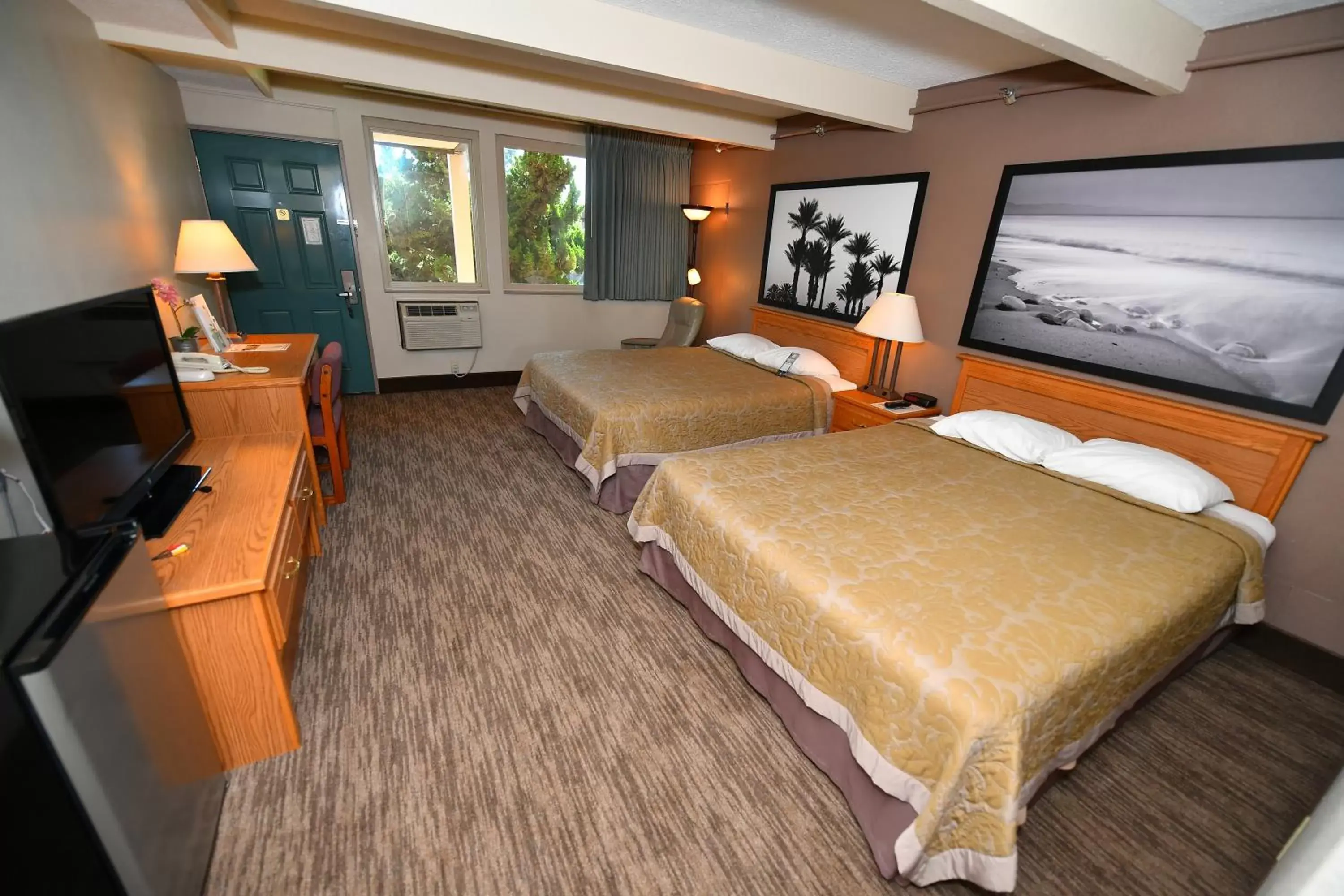 Bed in Costa Mesa Inn - Newport Beach Area