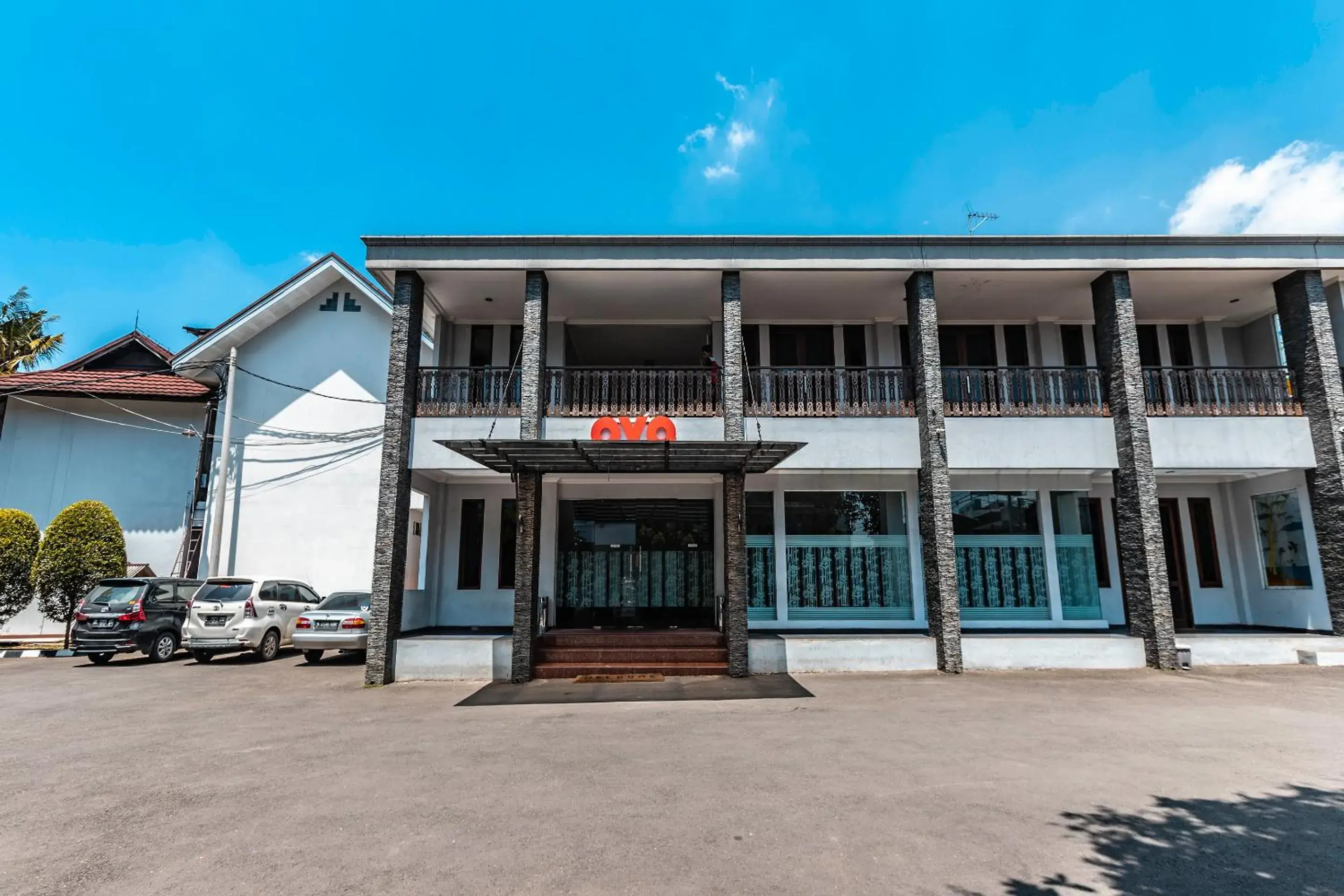 Facade/entrance, Property Building in OYO 686 Bunga Karang Hotel