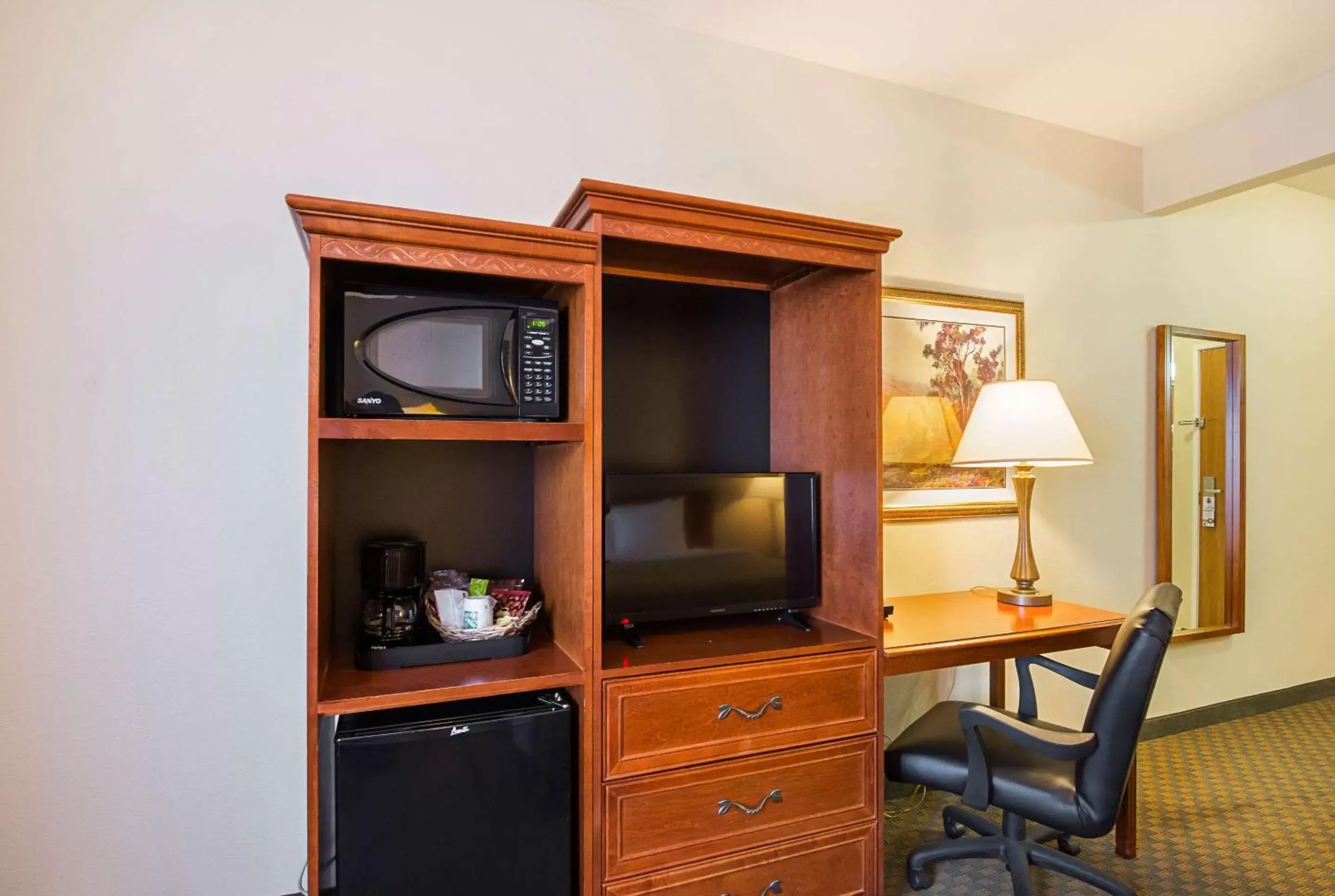 Photo of the whole room, TV/Entertainment Center in Quality Inn Fresno Airport