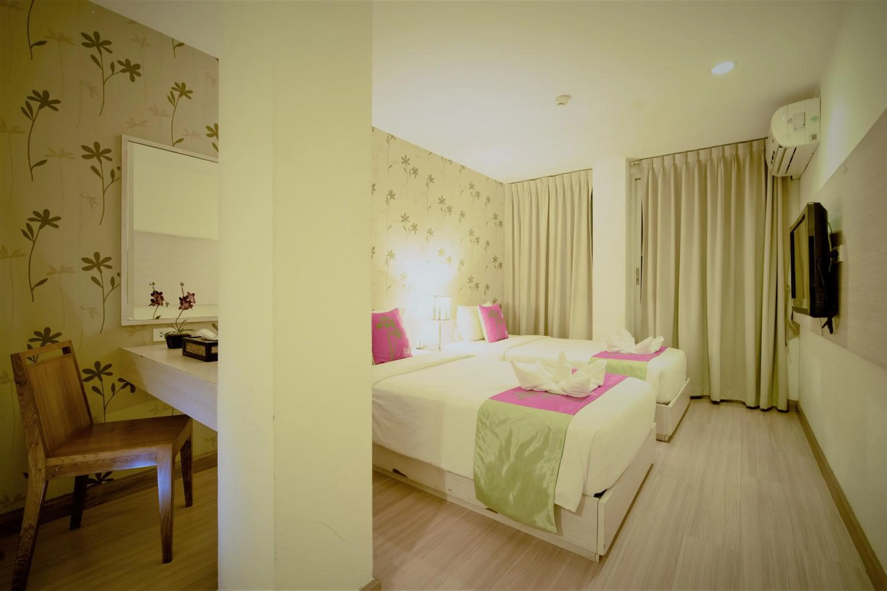 Deluxe Twin With Balcony- Building 2 in Villa Cha-Cha Khaosan Rambuttri