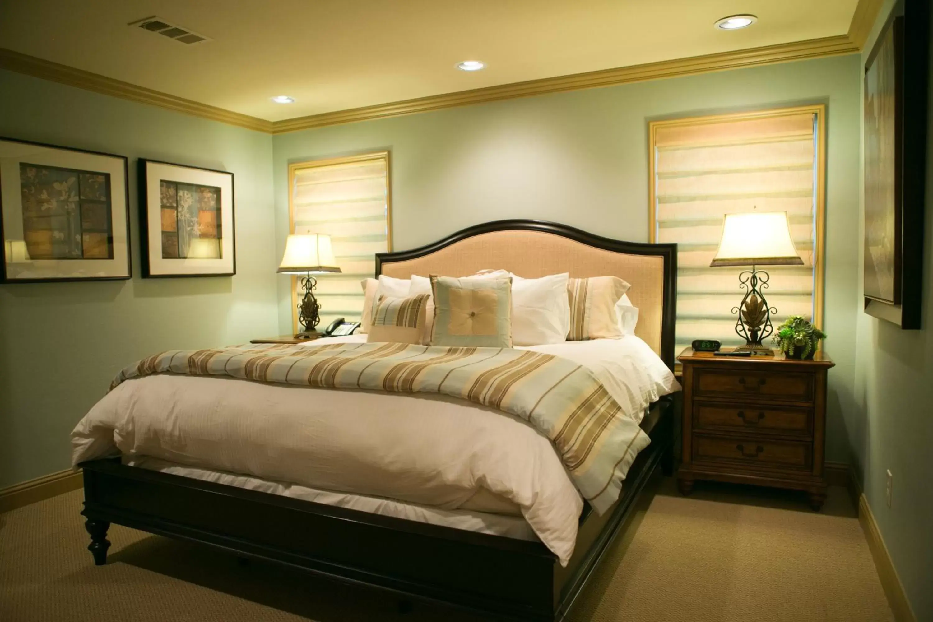 Bed in The Sanford House Inn & Spa