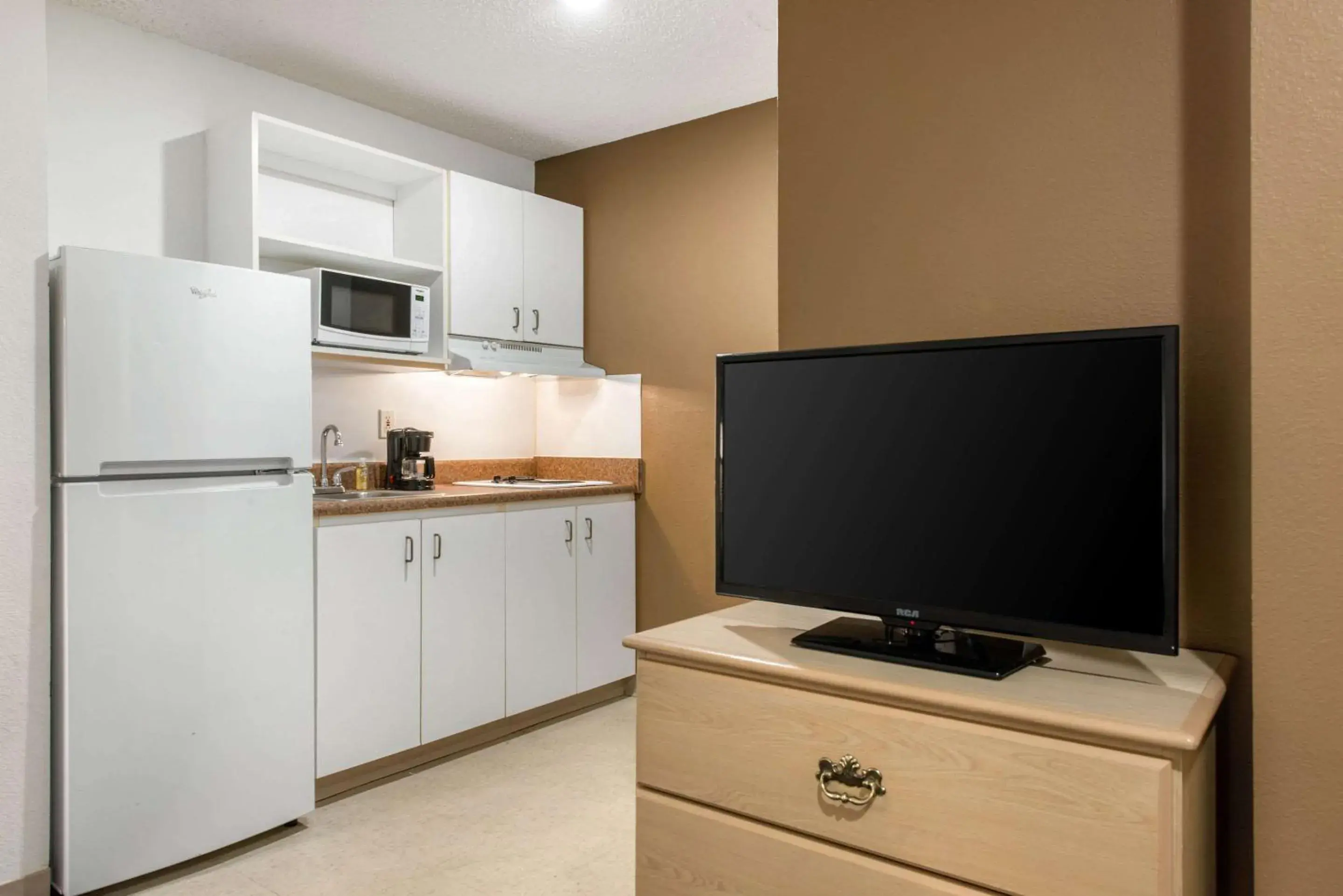 Photo of the whole room, TV/Entertainment Center in Suburban Studios Lakeland North I-4