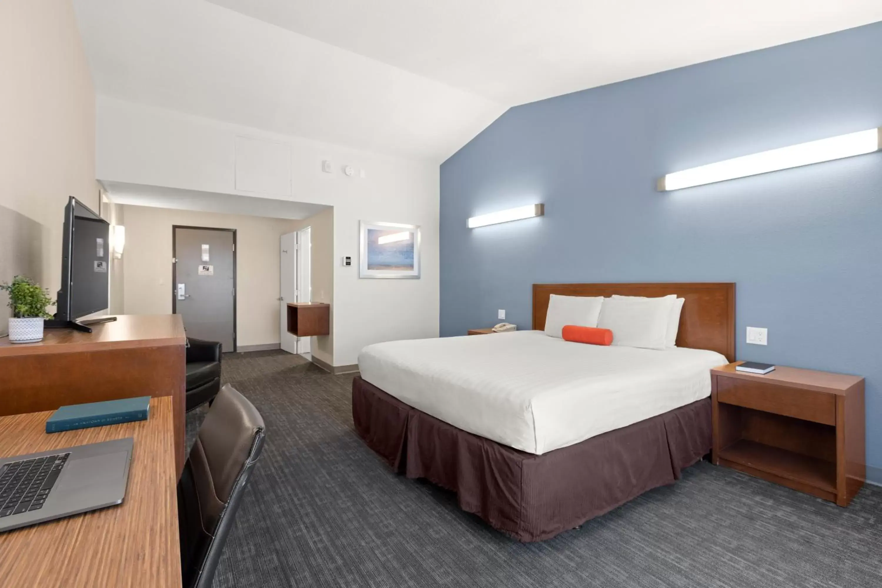 Photo of the whole room, Bed in Good Nite Inn Redwood City - San Francisco Airport