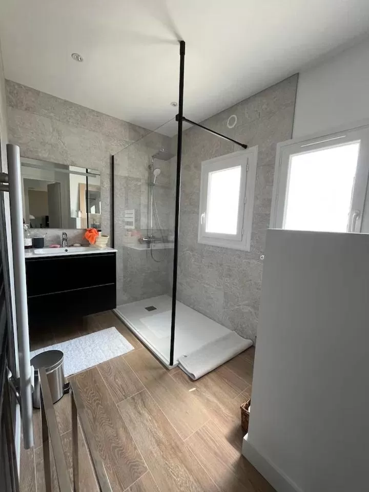 Shower, Kitchen/Kitchenette in 11 Port Lin