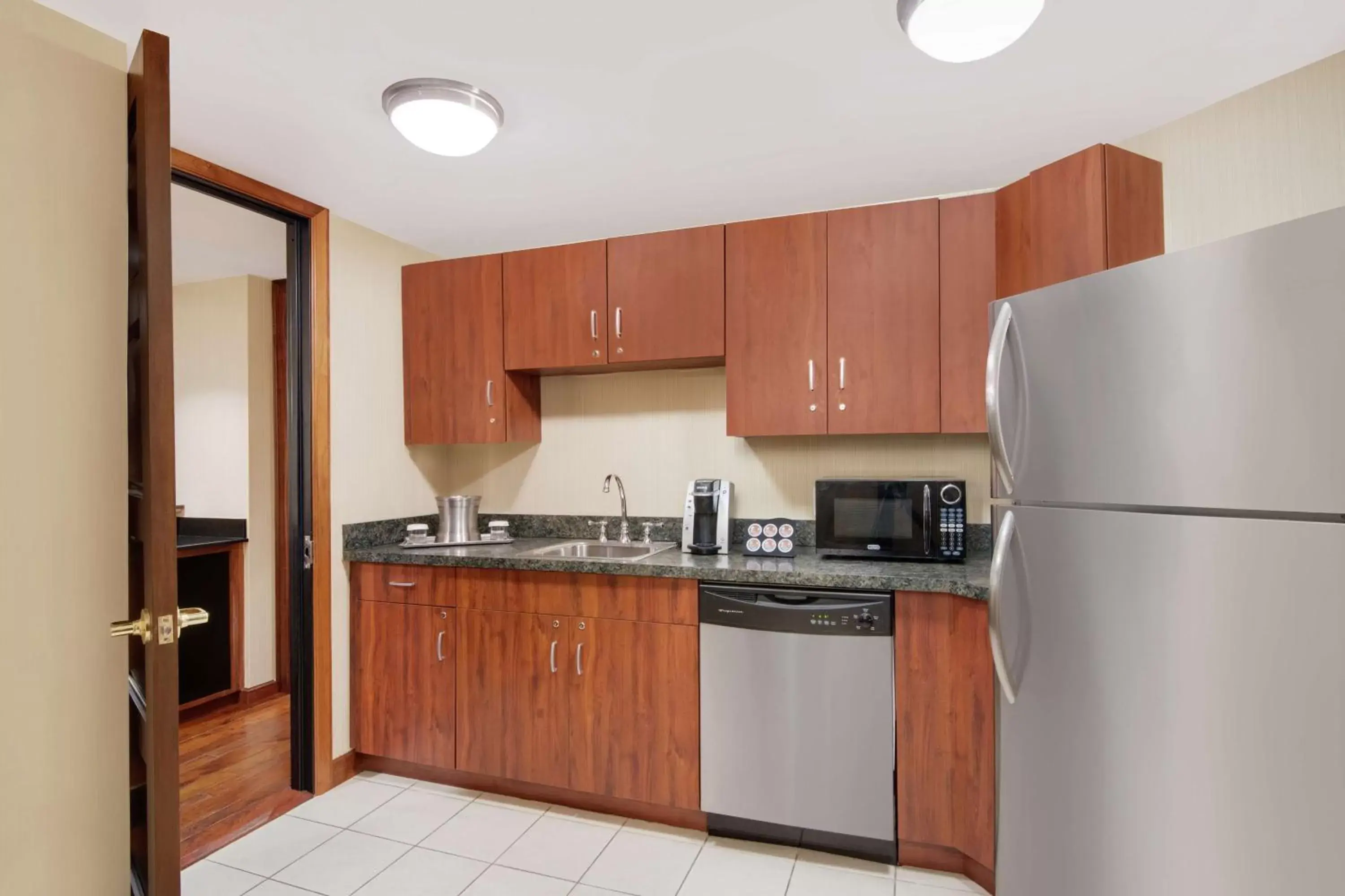 Bedroom, Kitchen/Kitchenette in Hilton Stamford Hotel & Executive Meeting Center
