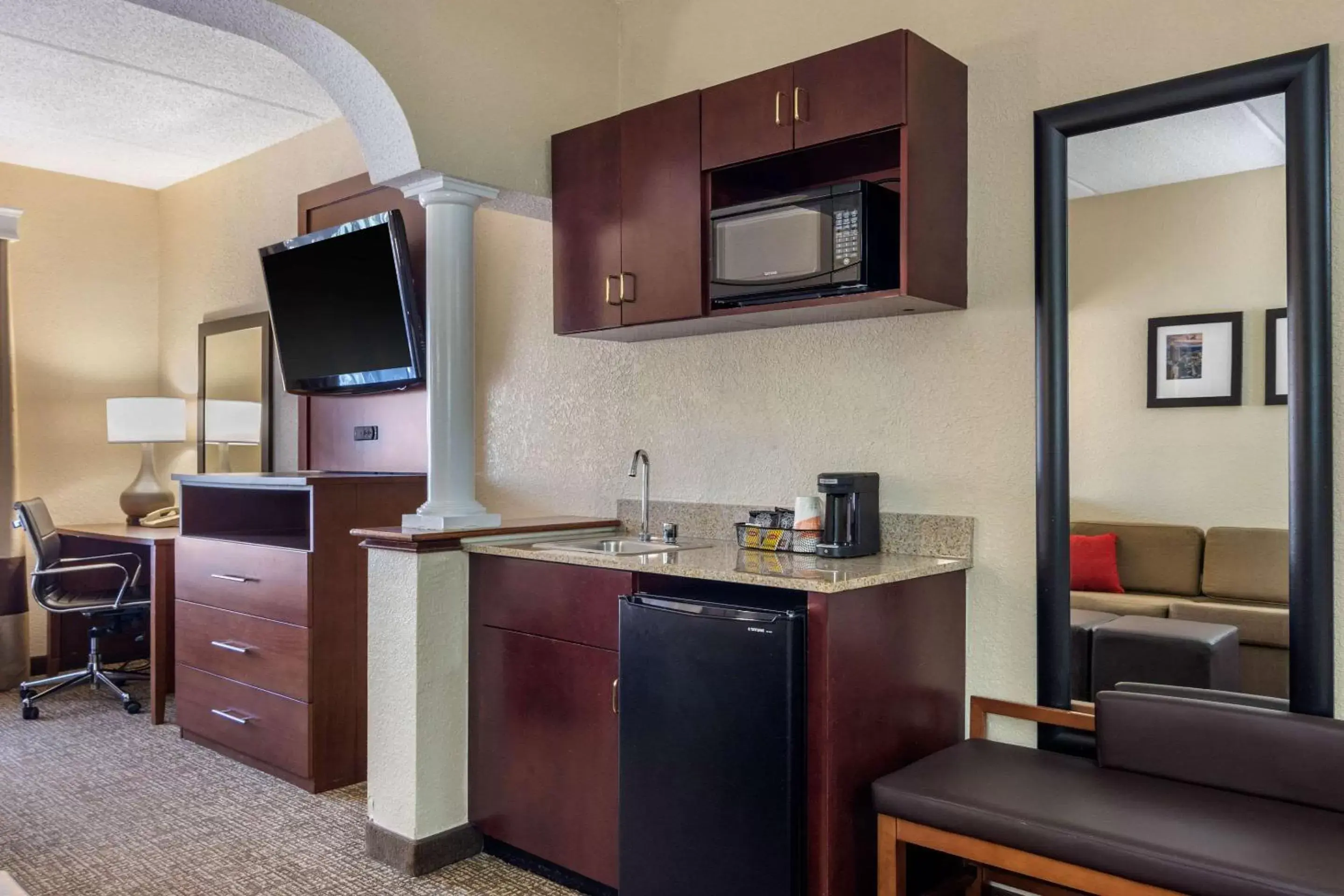 Photo of the whole room, Kitchen/Kitchenette in Comfort Suites Woodstock