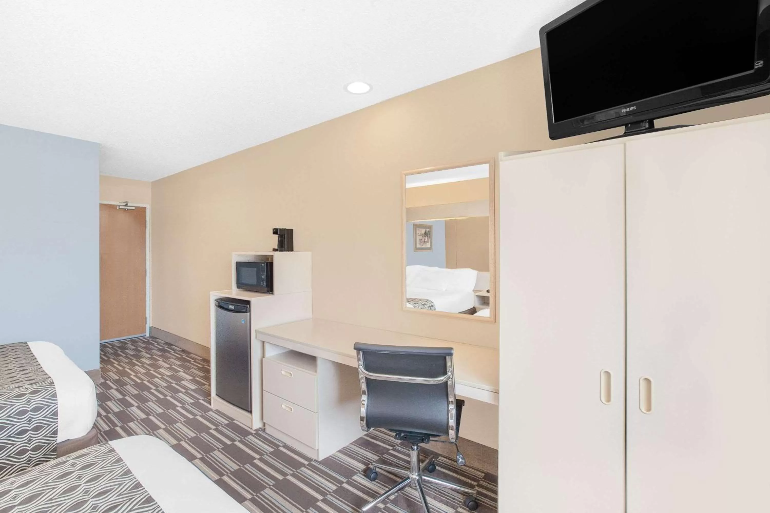 Photo of the whole room, Bed in Microtel Inn and Suites Clear Lake