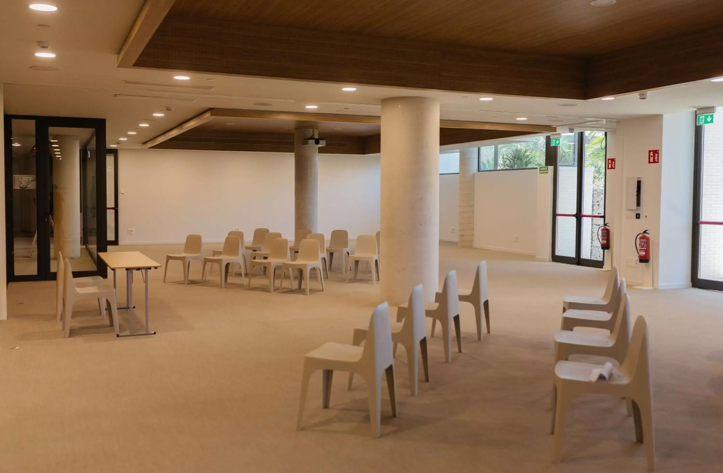 Meeting/conference room, Restaurant/Places to Eat in Higuerón Hotel Curio Collection by Hilton