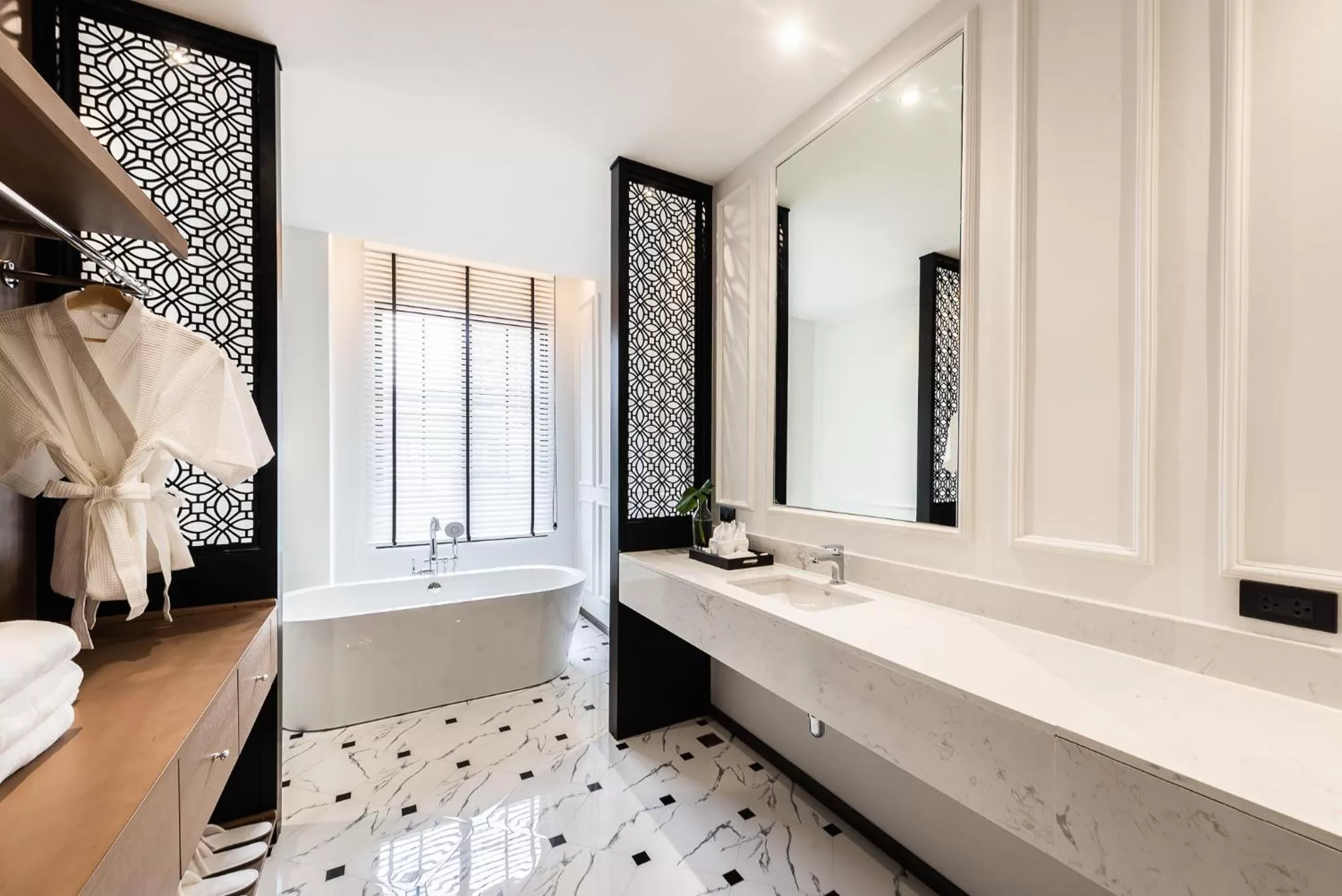 Bathroom, Bed in One Patio Hotel Pattaya - SHA Extra Plus