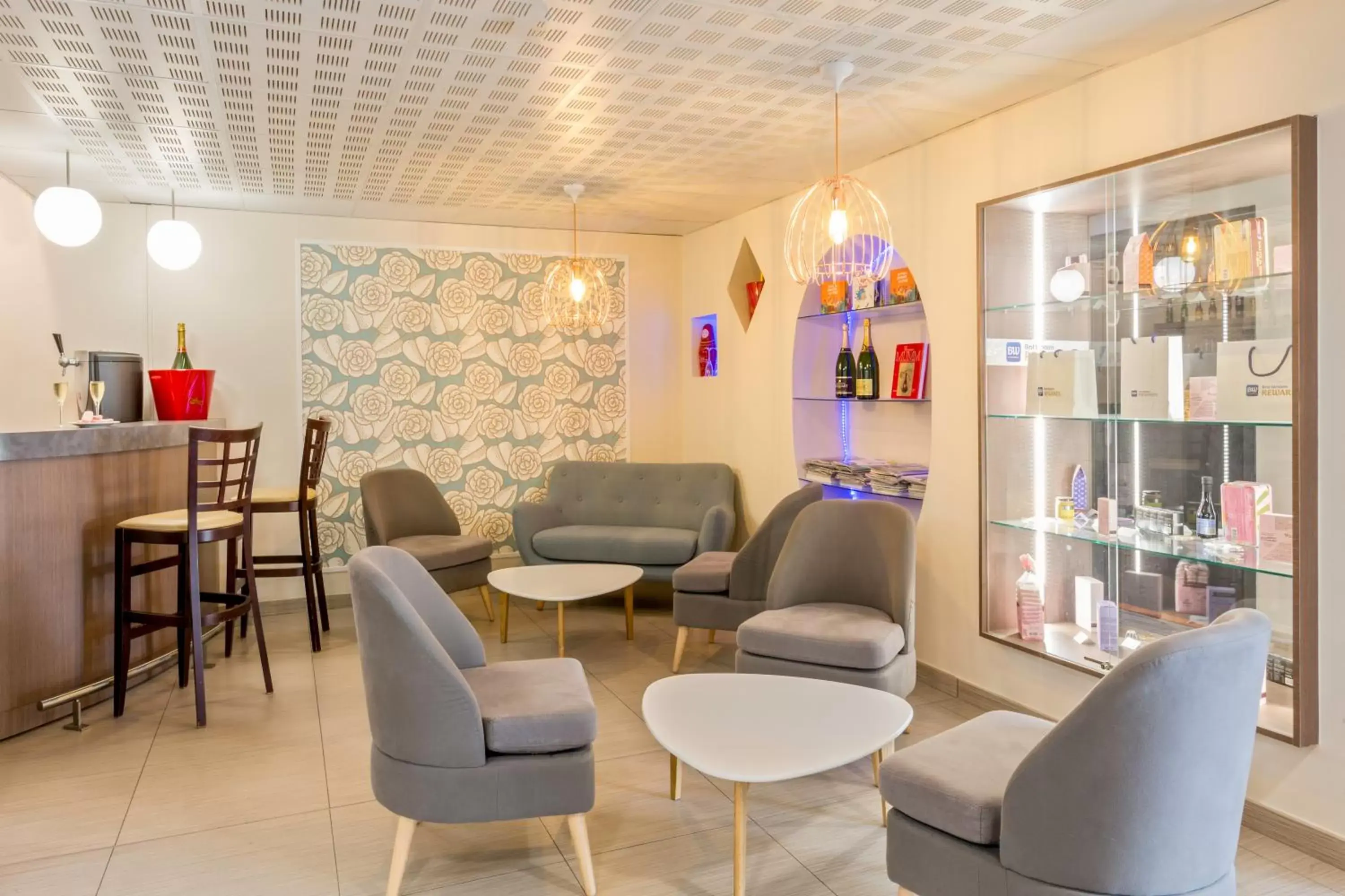 On-site shops, Lounge/Bar in Sure Hotel by Best Western Reims Nord